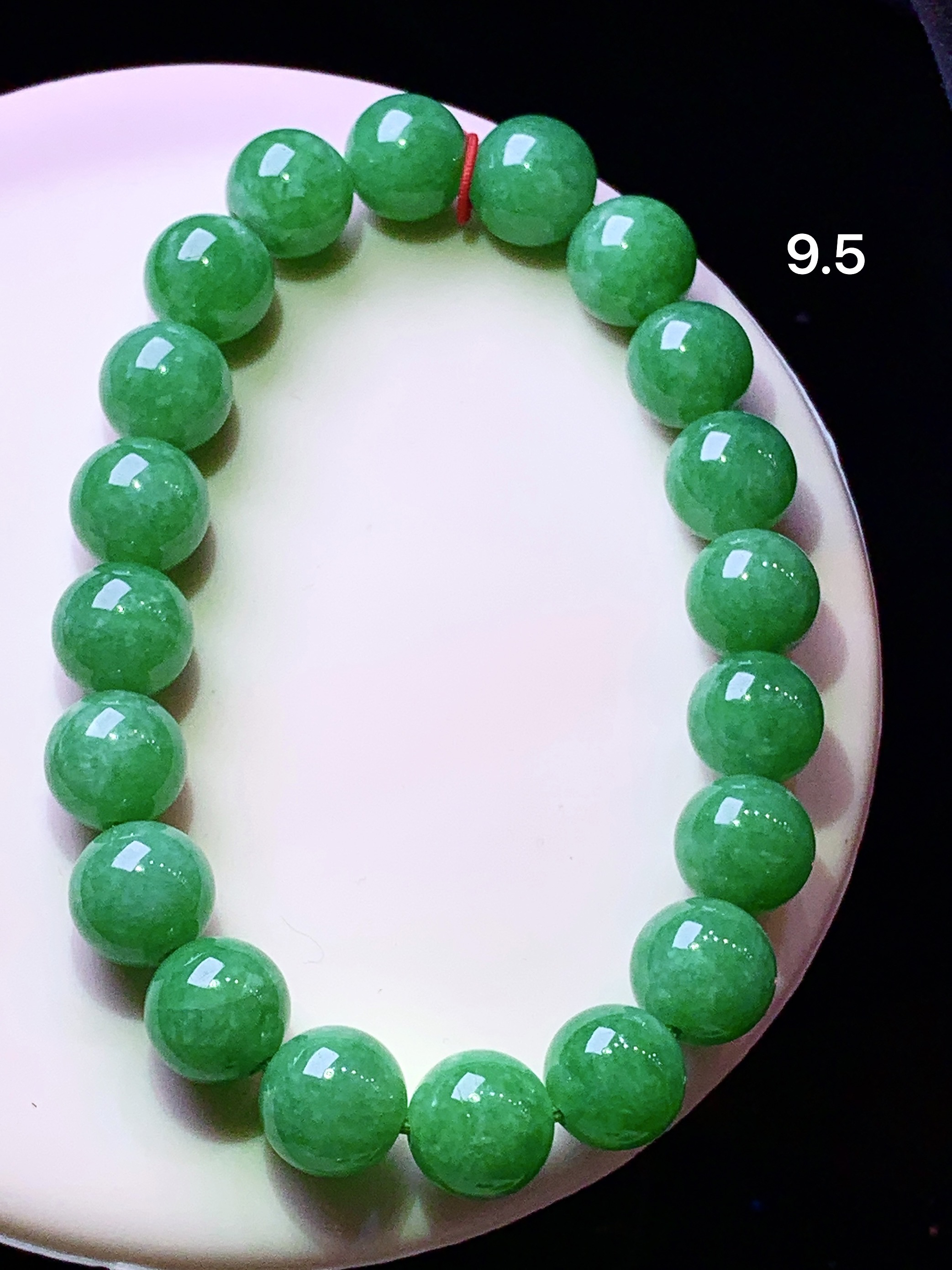 阳绿圆珠手链 玉质细腻 色泽艳丽清新 水润亮眼 整体尺寸9.5 x3