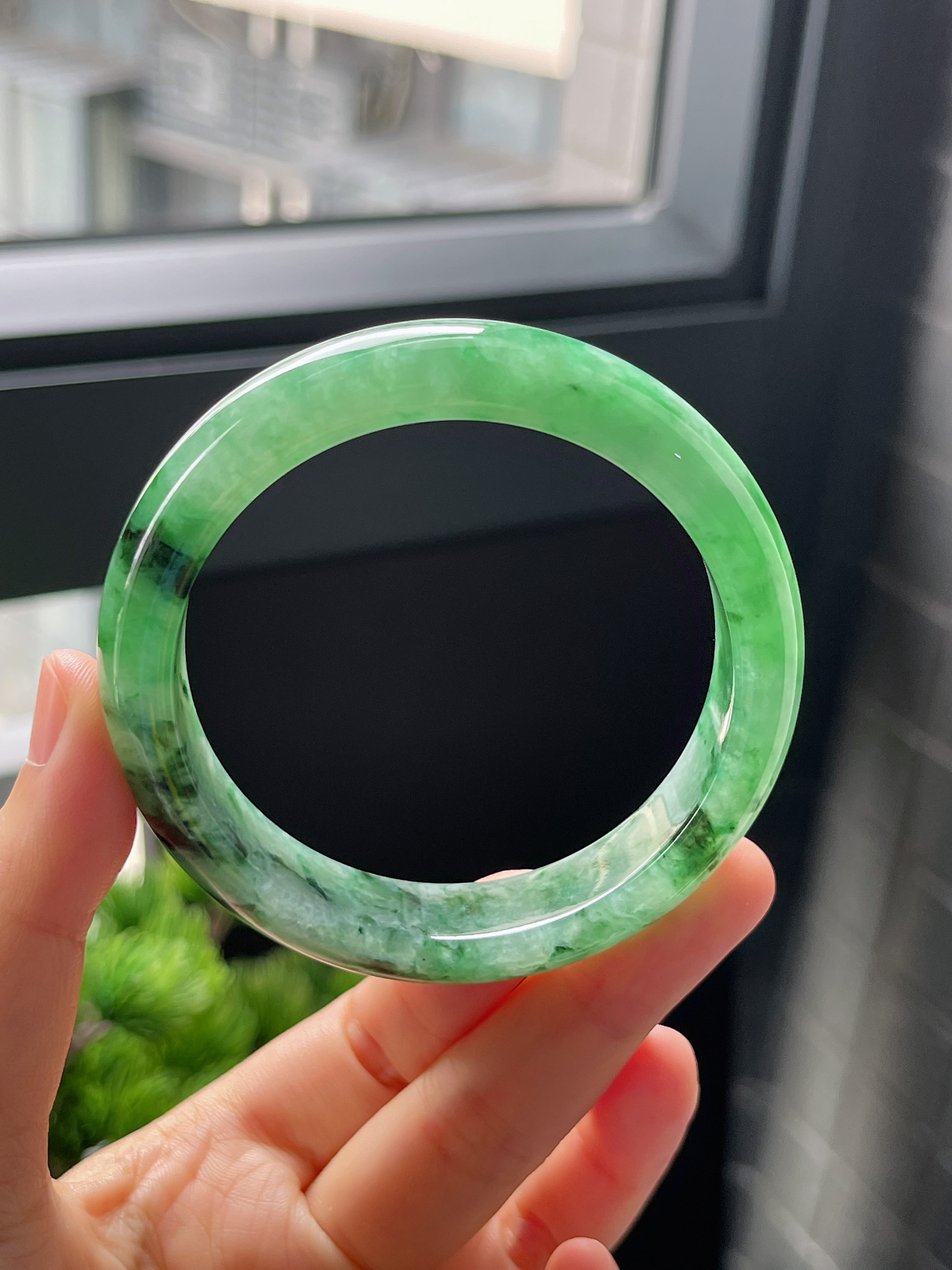 圈口55，糯化种绿色飘花翡翠正圈手镯9.4