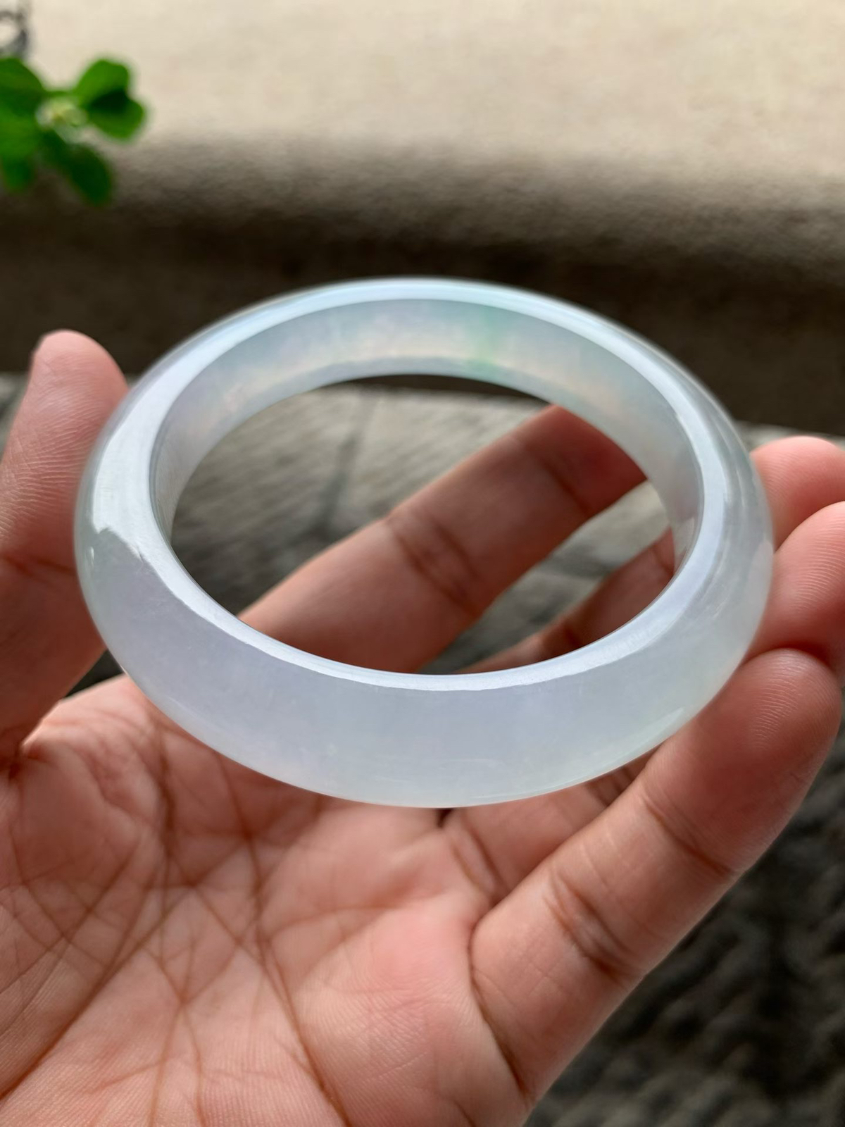 冰淡春彩正圈手镯尺寸57.2*12*9.5整体通透，冰冰润润，色泽干净柔和，细腻通透，起荧起光，胶