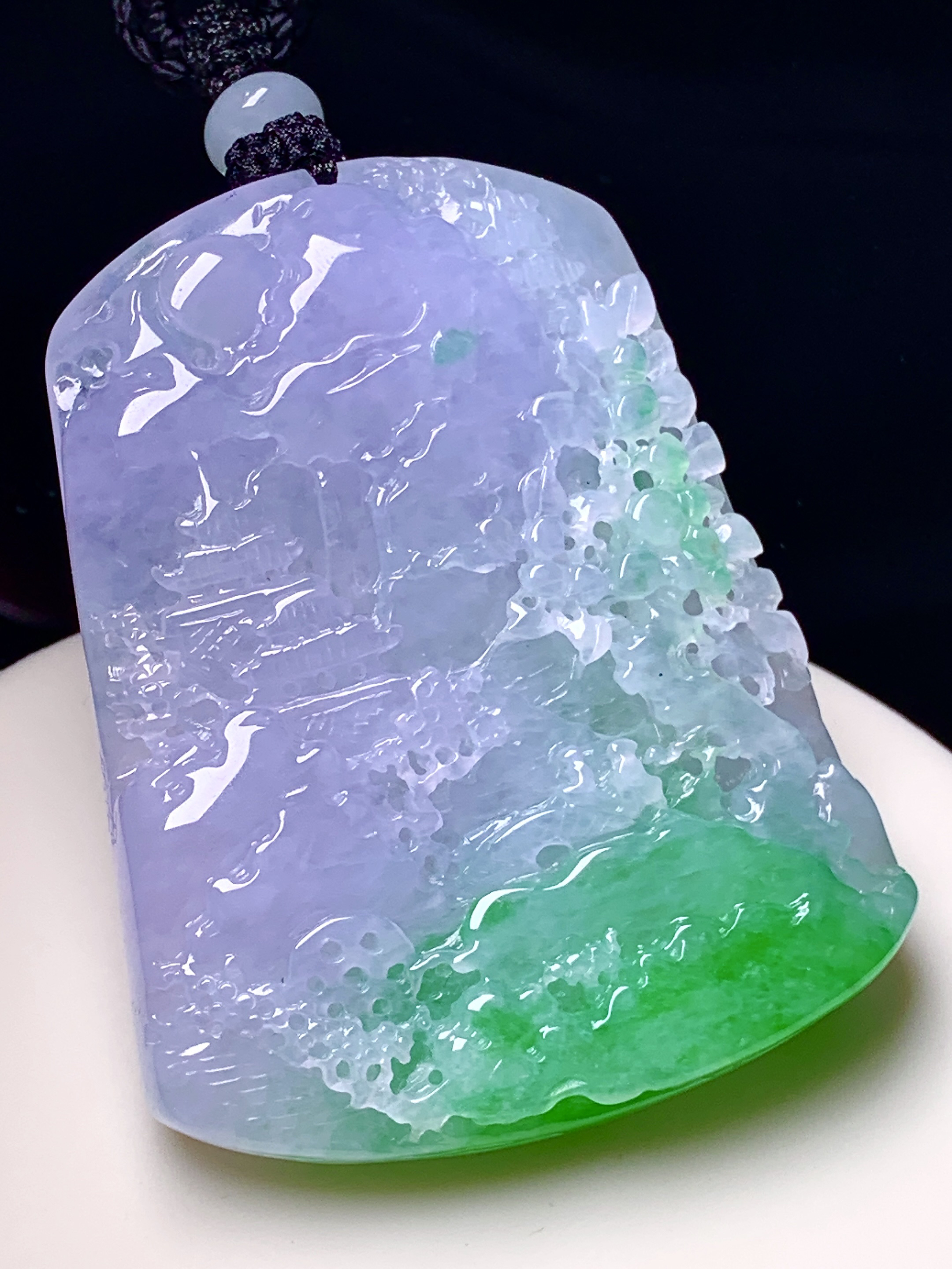 紫罗兰飘绿山水牌子吊坠 玉质细腻 色泽艳丽清新 水润亮眼 整体尺寸56.8*45*9.8 w1