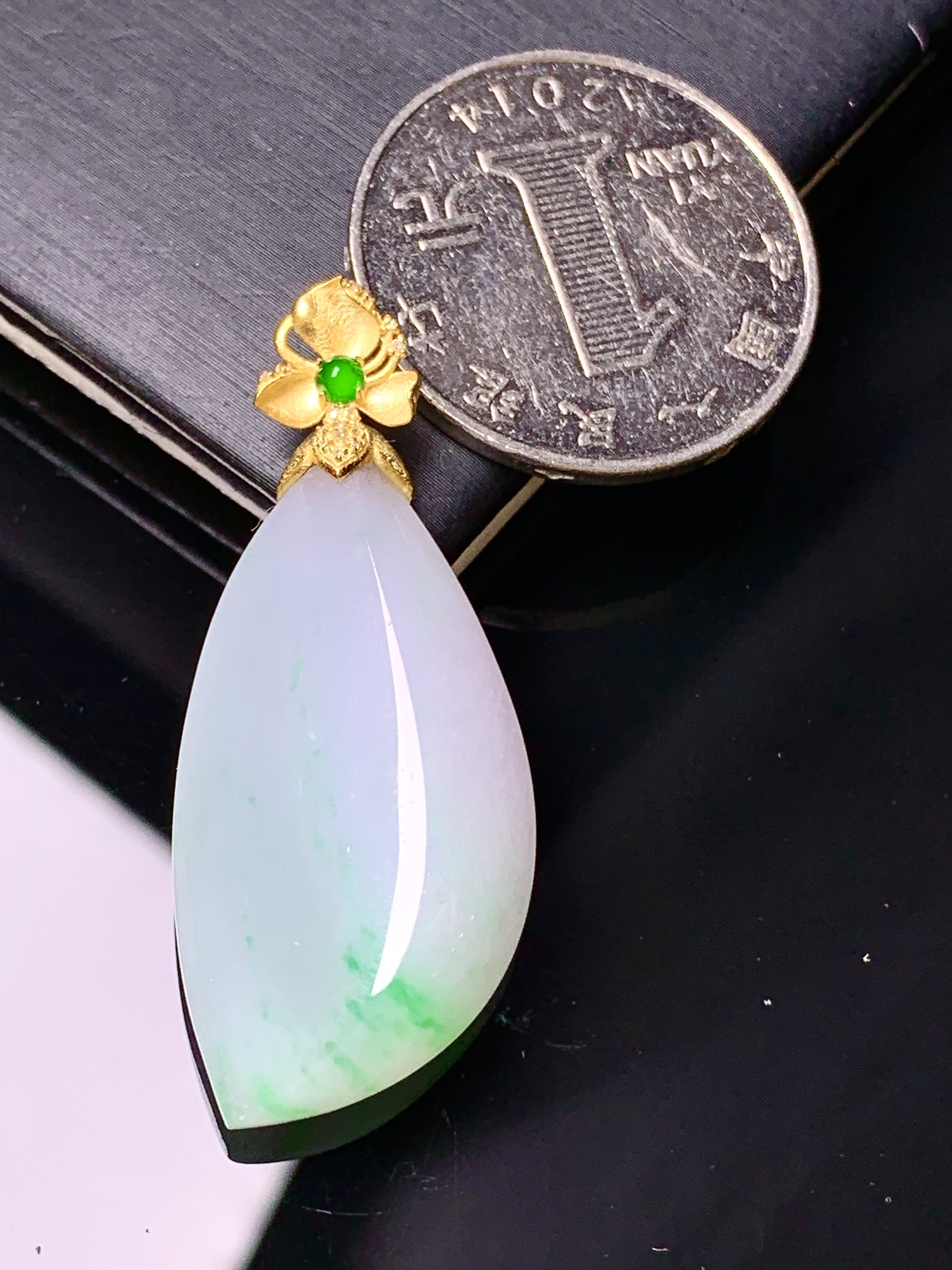 18k金镶嵌飘绿随形吊坠 玉质细腻 色泽艳丽清新 水润亮眼 整体尺寸41.2*17.2*9.6 e1
