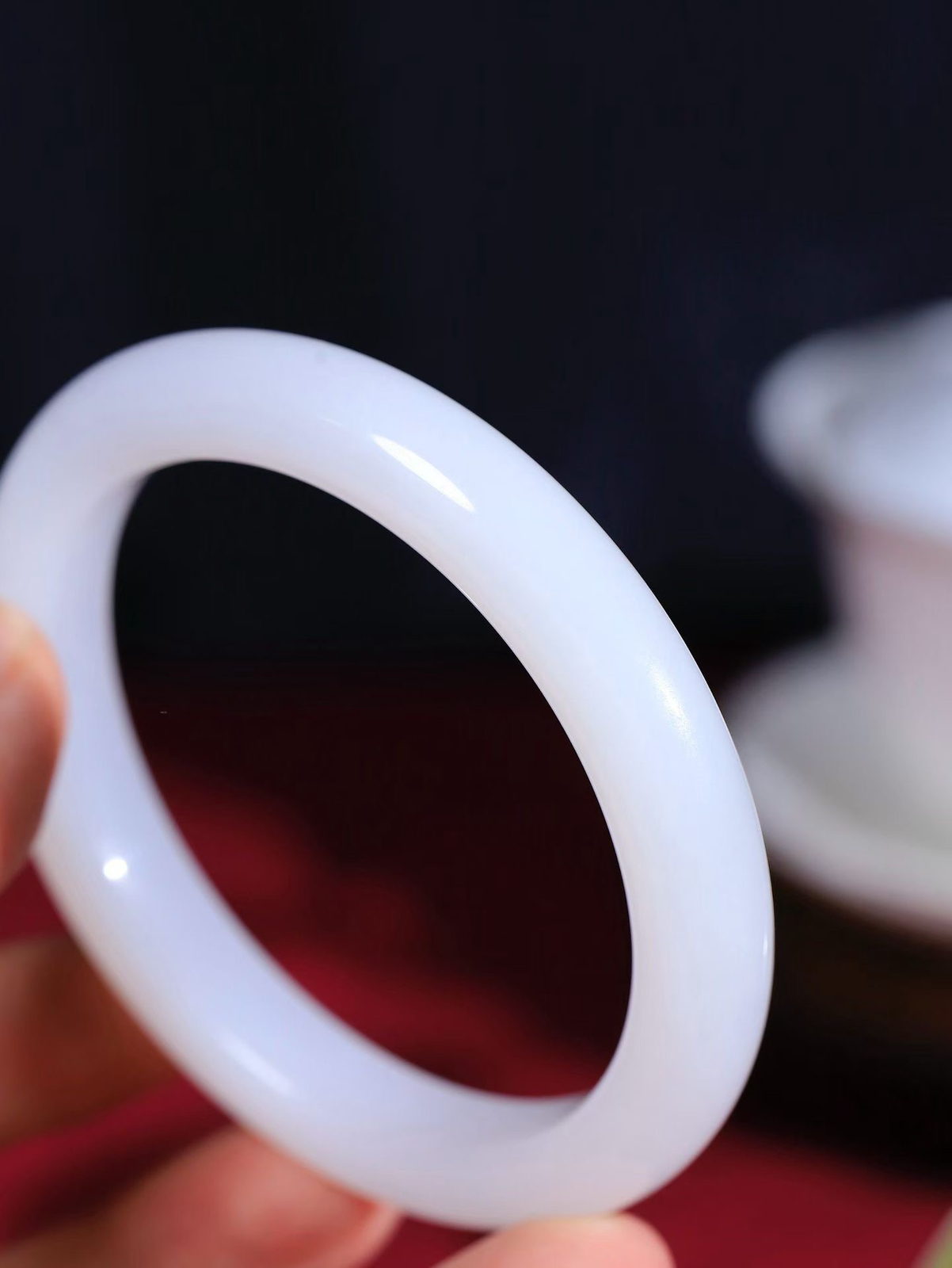 【婉约佳人·手镯】

精品️和田玉白玉手镯，玉质细腻温润，手感舒适，️线条流畅，简约大气，美自天成，佩戴于腕间，婉约之美，举手投足间透出那份低调奢华，醉人心扉。
重52.63克 内径圈口59.5mm  尺寸10.9-9.3mm  FDA-1190300