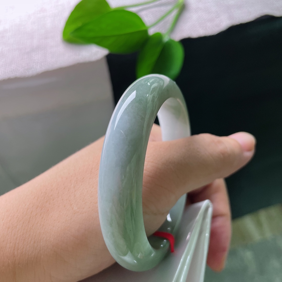 油青正圈，无裂，一边素净冰白，一边浓郁湖绿，深浅两色自然交融，山水意境浑然天成。ss57907a