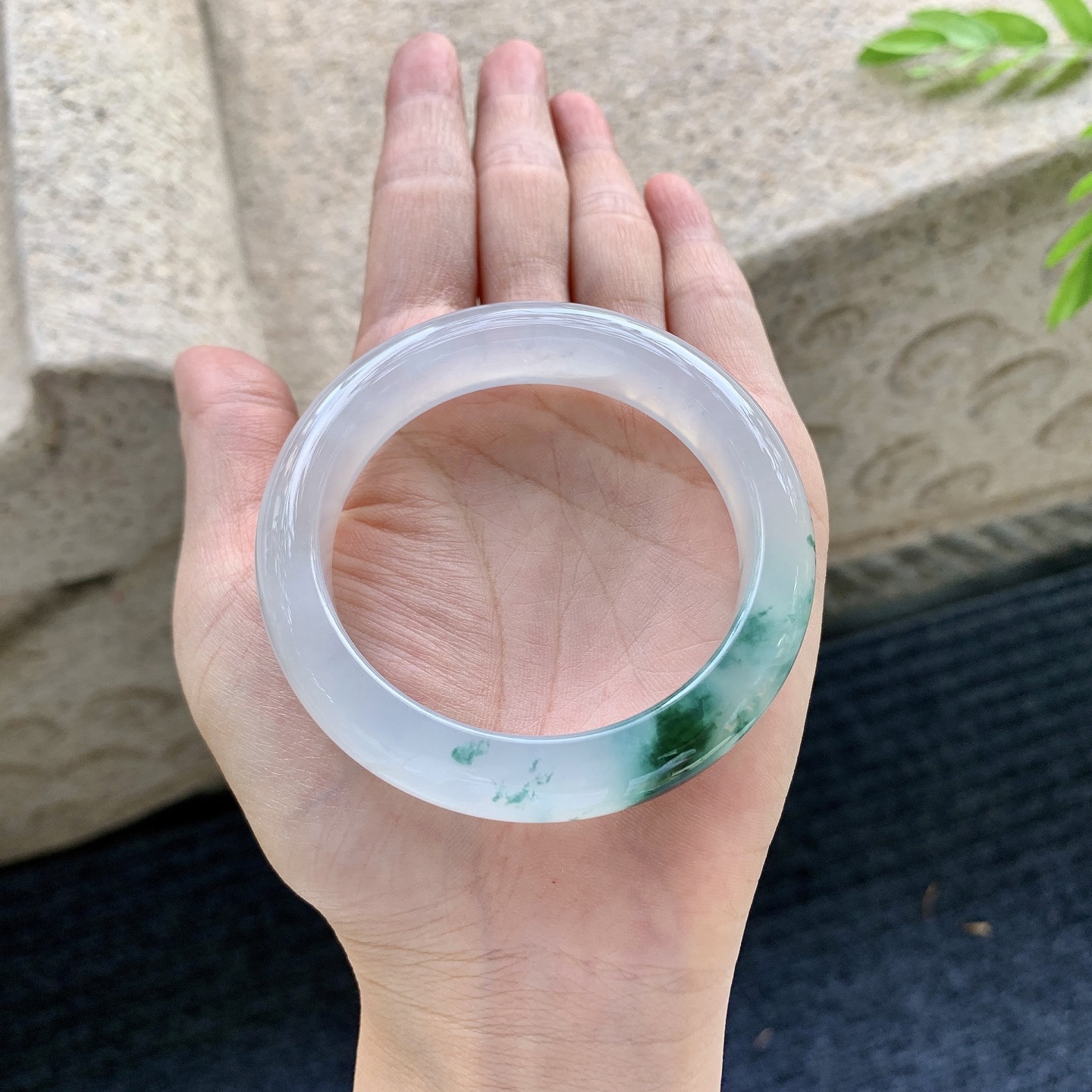 正圈51 52，圈口52.2/12.4/8.6，编码G9090441，冰糯飘花，水润，种老，细腻，打灯有纹线，有纹