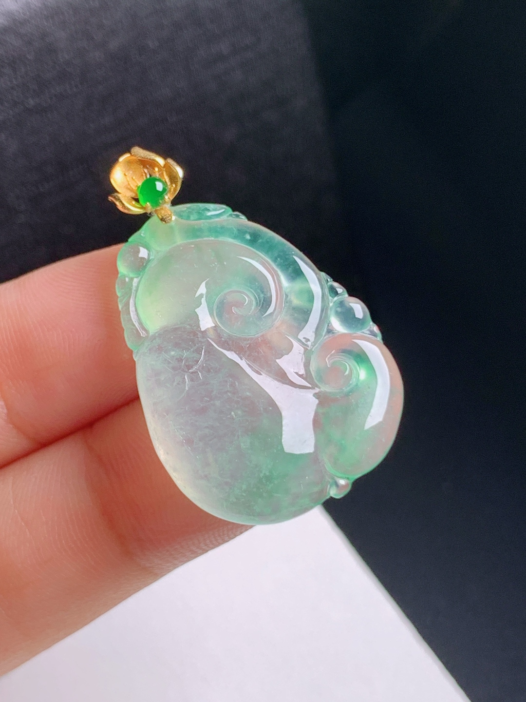 冰飘绿如意吊坠，冰透起荧，线条流畅，吉祥顺遂，裸石29-21.1-5.235.5，083108