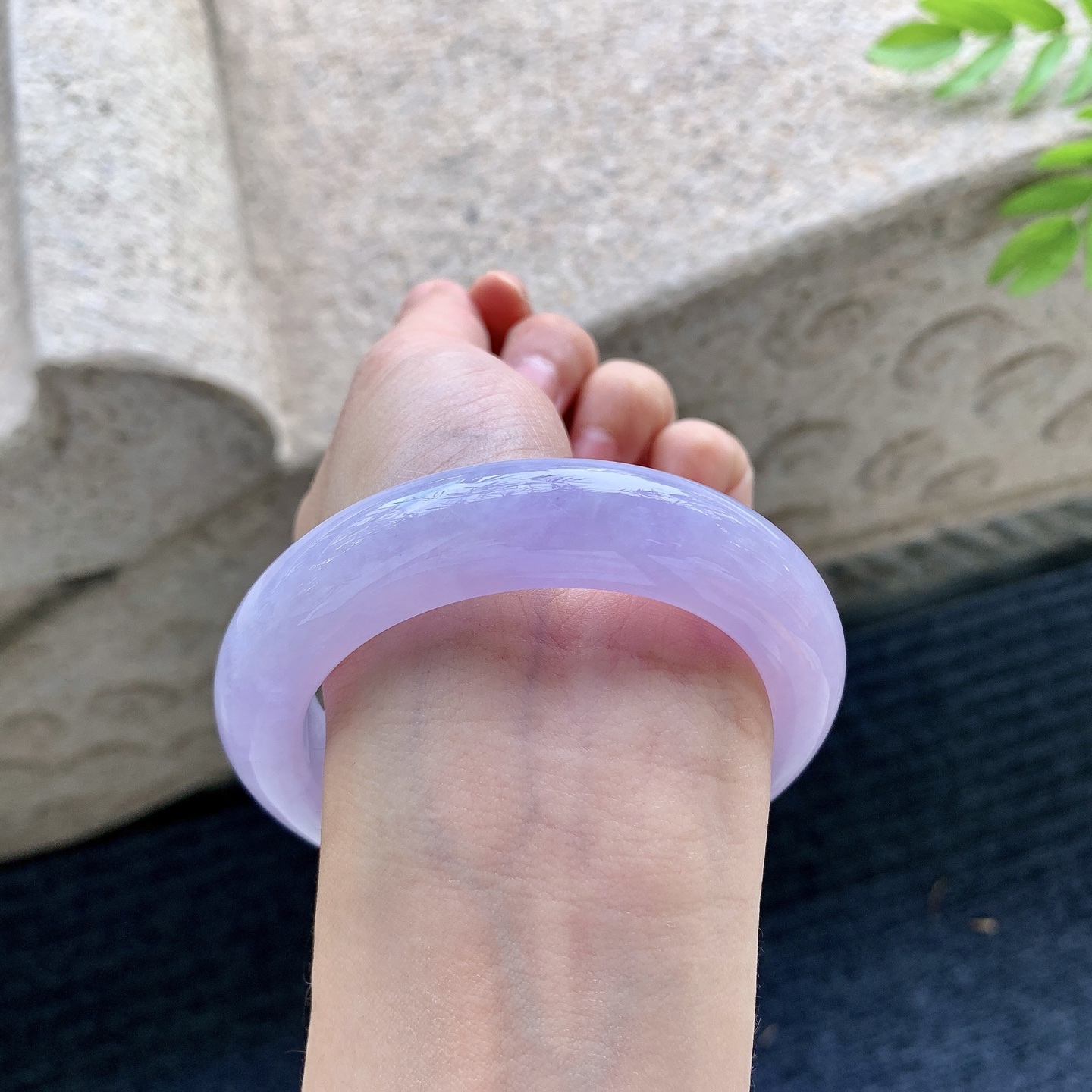 正圈55 56，圈口55.8/13.8/10.7，编码WW090455，糯冰水润，种老，细腻，打灯有棉纹线，无裂