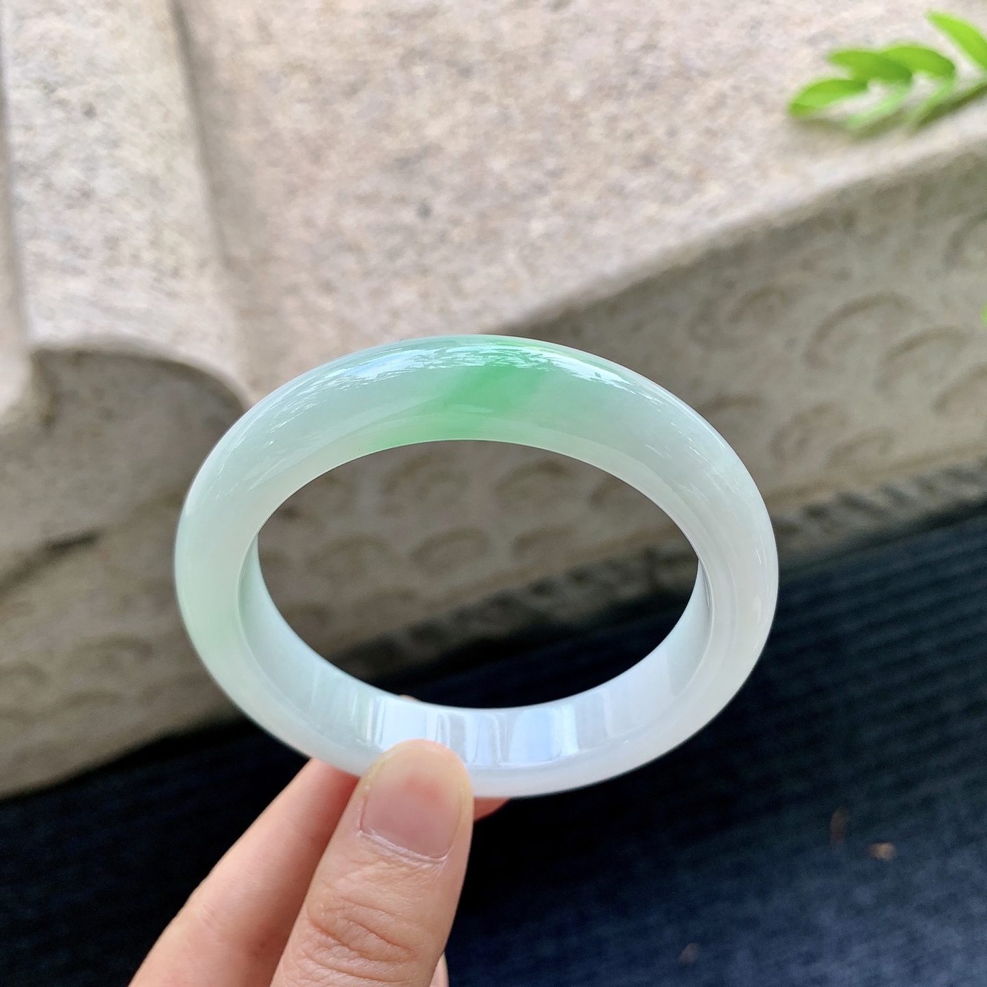 正圈55 56，圈口56.3/12.4/8.8，编码AD090412，细糯飘绿，水润，种老，细腻，无裂。