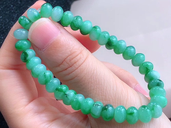 算盘珠飘绿手串，尺寸取一7.2-4.7mm，包A附证书