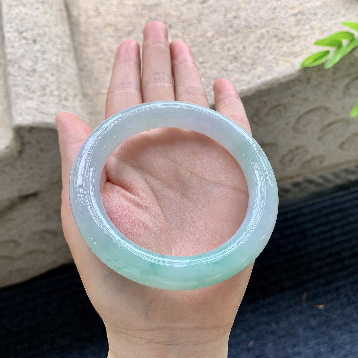 圆条58 59，圈口59.4/11.2/11.3，编码AD090414，细糯飘绿，水润，种老，细腻，无裂。