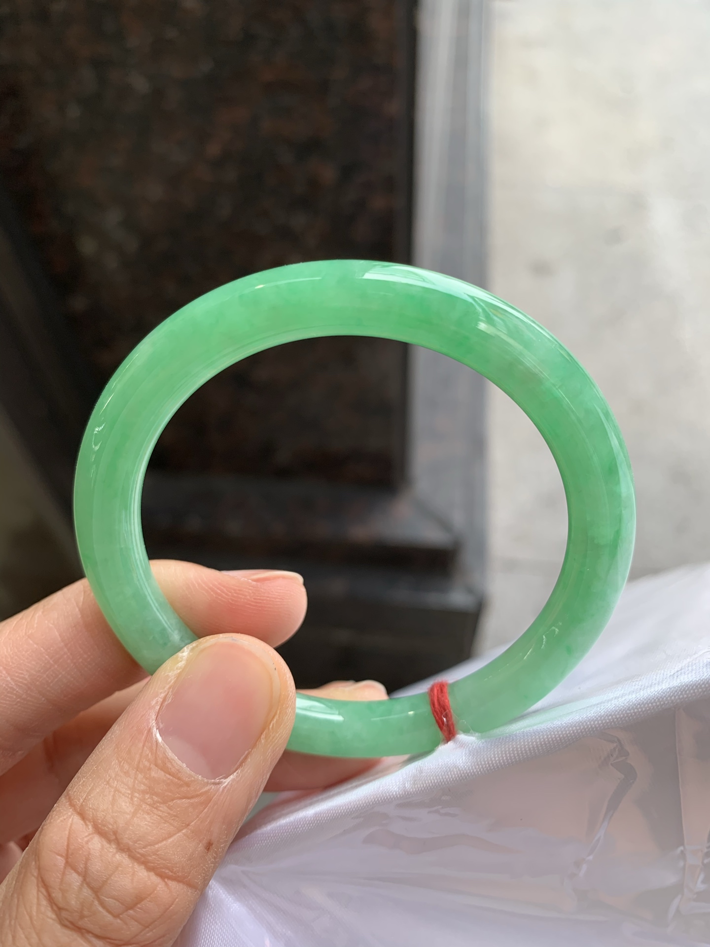圆条满色，无裂，色辣
