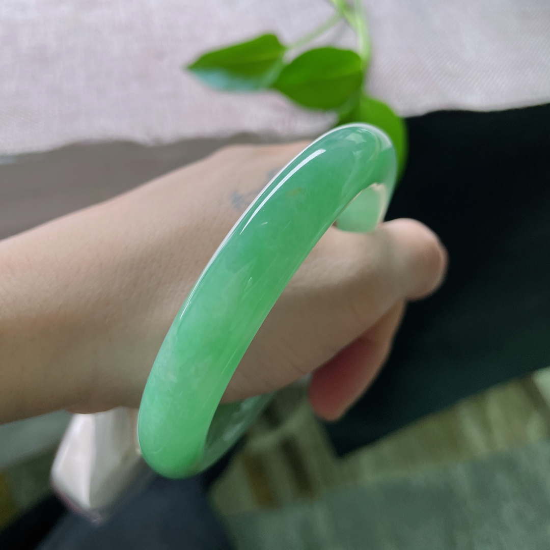 绿底圆条，满圈阳绿，均匀铺满。老坑料，肉质细腻，上手显白贵气。无裂，ss58091a