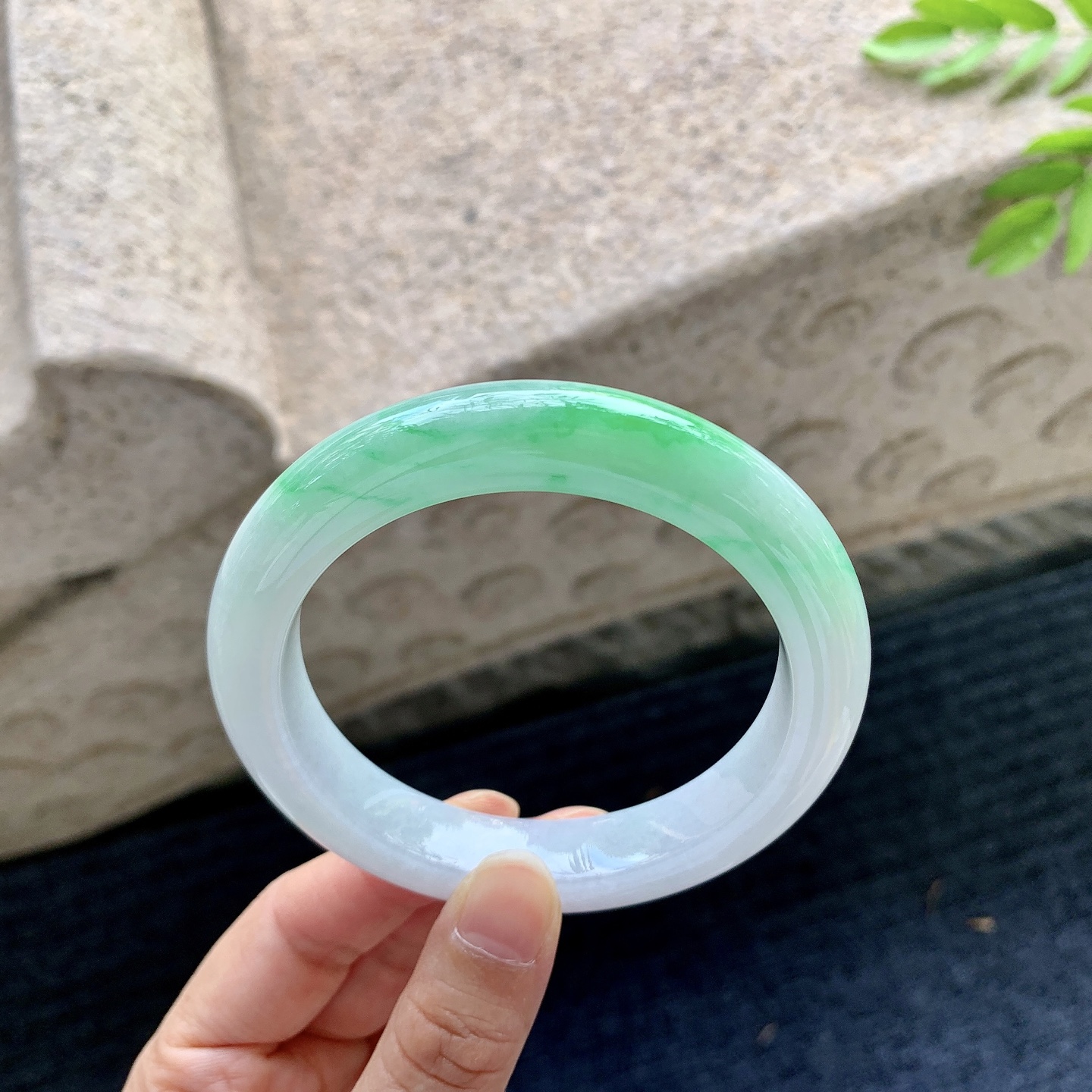 正圈59 60，圈口60.5/12/10，编码T1090419，冰糯飘阳绿，水润，种老，细腻，打灯有棉线