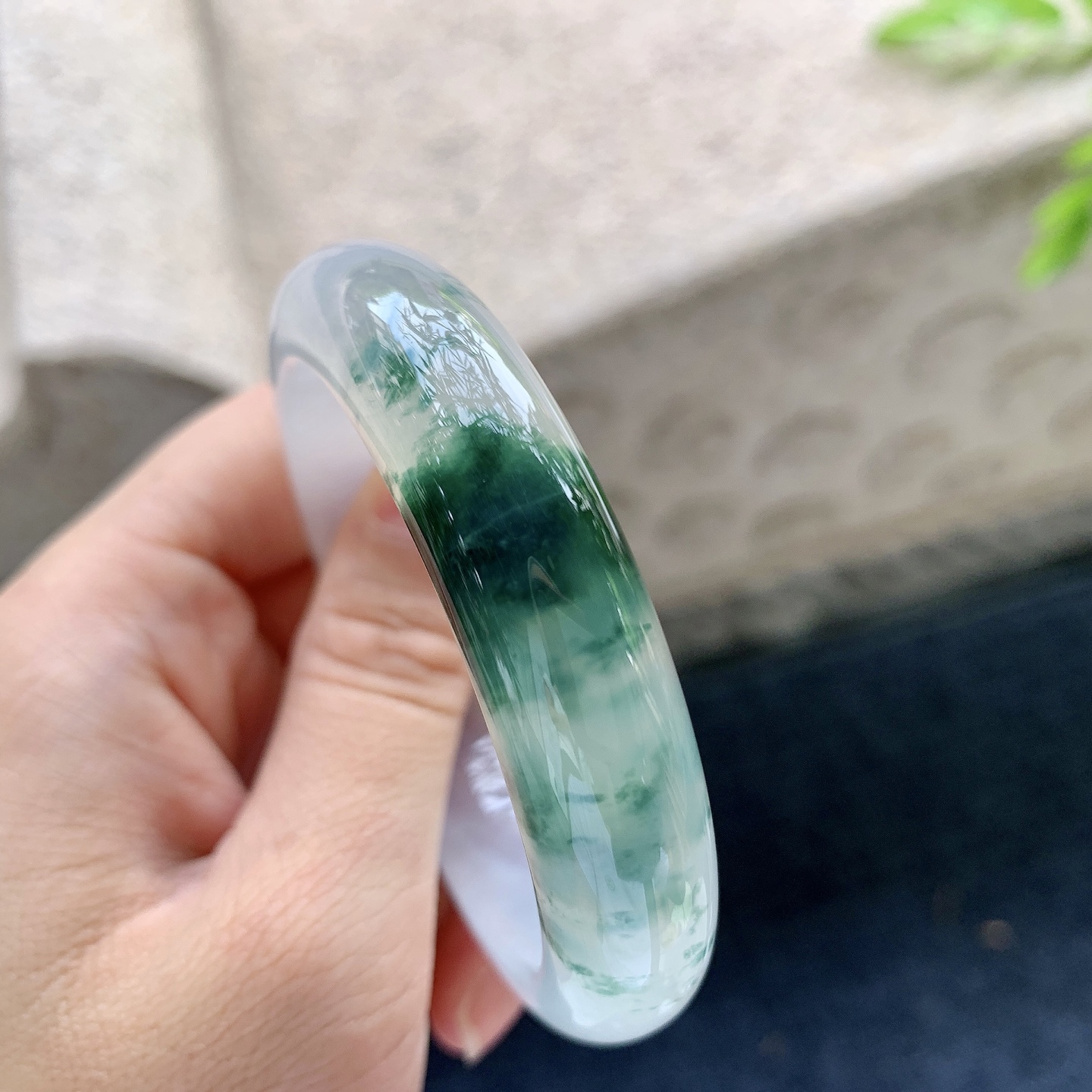 正圈51 52，圈口52.2/12.4/8.6，编码G9090441，冰糯飘花，水润，种老，细腻，打灯有纹线，有纹