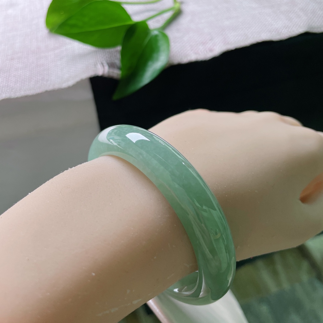 冰油正圈，无裂，通体是柔和静谧的湖青底色，翠色匀净铺满镯身，清润沉静。ss57898a