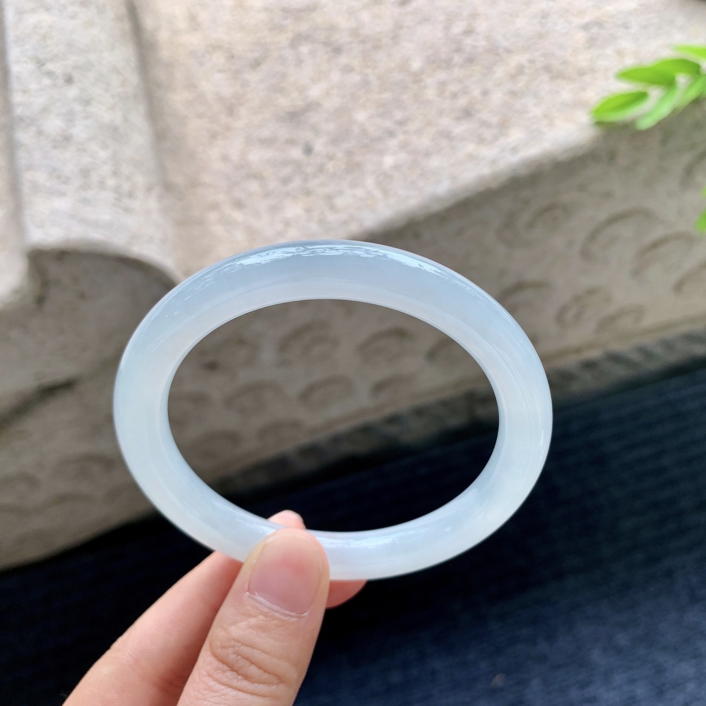 圆条56 57，圈口57.2/8.8/8.6，编码D6082793，糯冰底色，水润，种老，细腻，无裂。