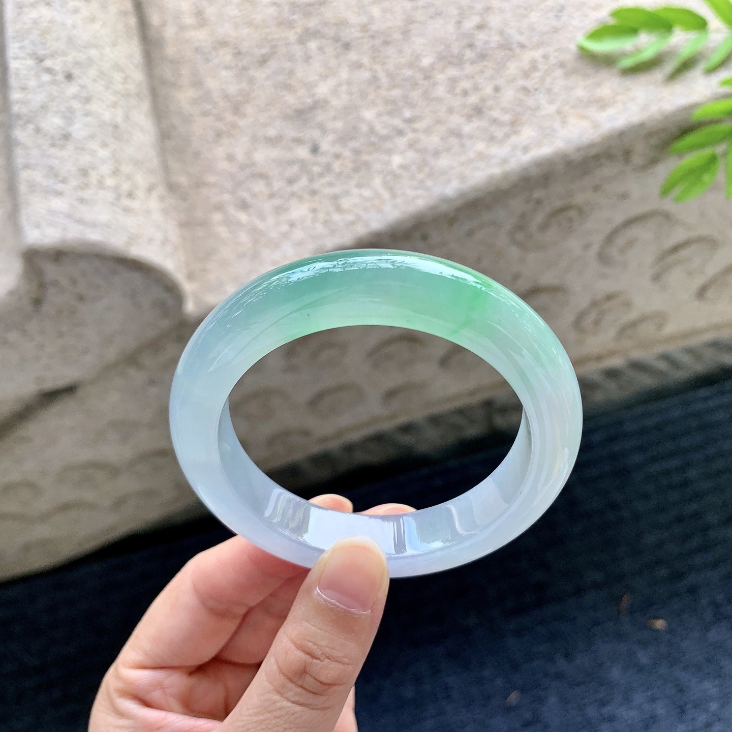 正圈53 54，圈口54.8/12.2/9.5，编码G9090439，冰糯飘绿，水润，种老，细腻，有絮线