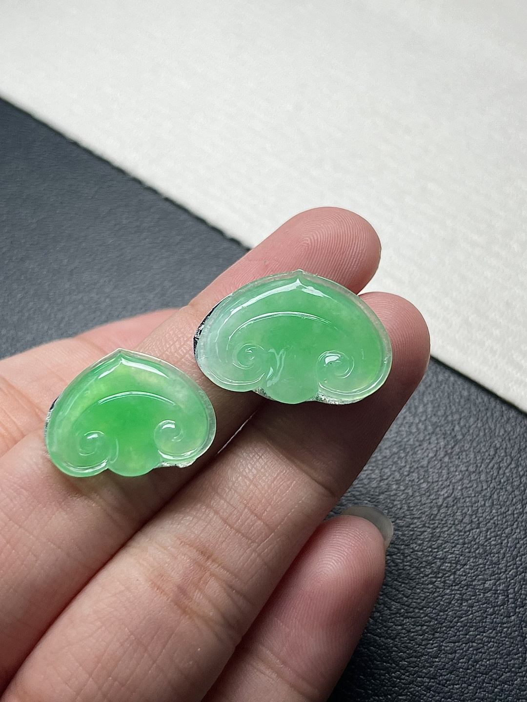 【如意头一对】种老细腻，色阳浓郁起胶，尺寸：21.5*15.4*2.8，18.3*14*2.5,asd1093