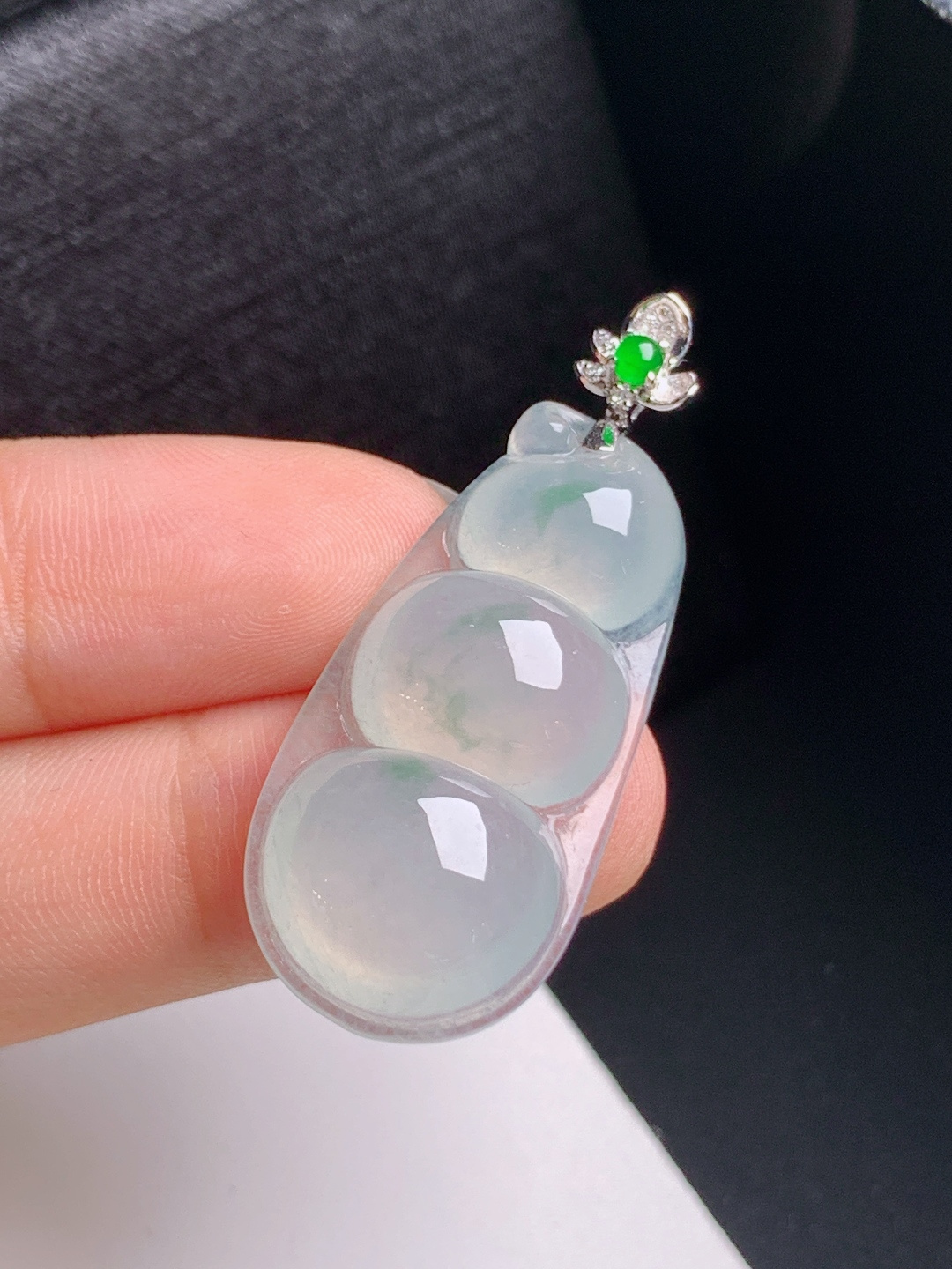 冰飘花福豆吊坠，种老起光，饱满圆润，连中三元