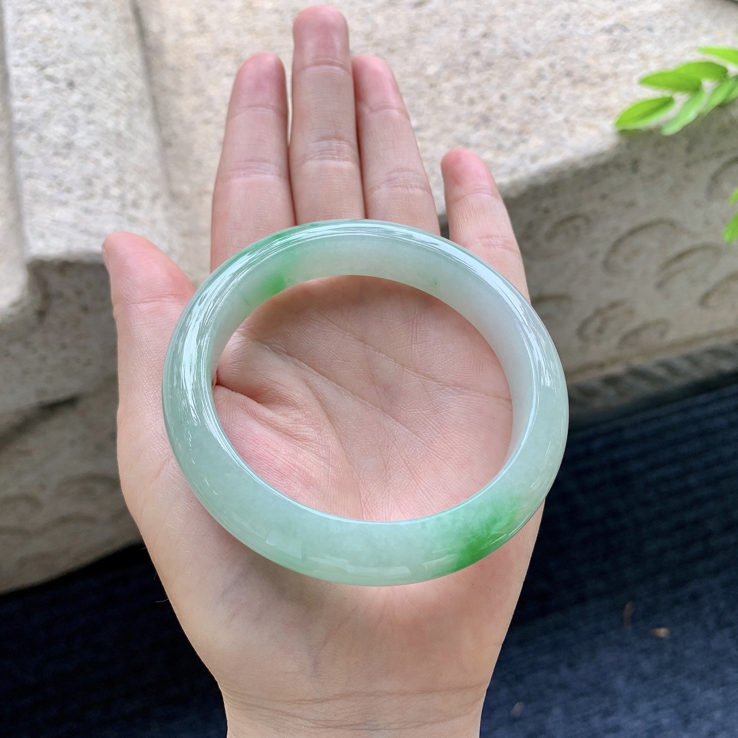 正圈，圈口57.4/12.4/8.7，编码T1090421，细糯飘绿，水润，种老，细腻，打灯有棉线