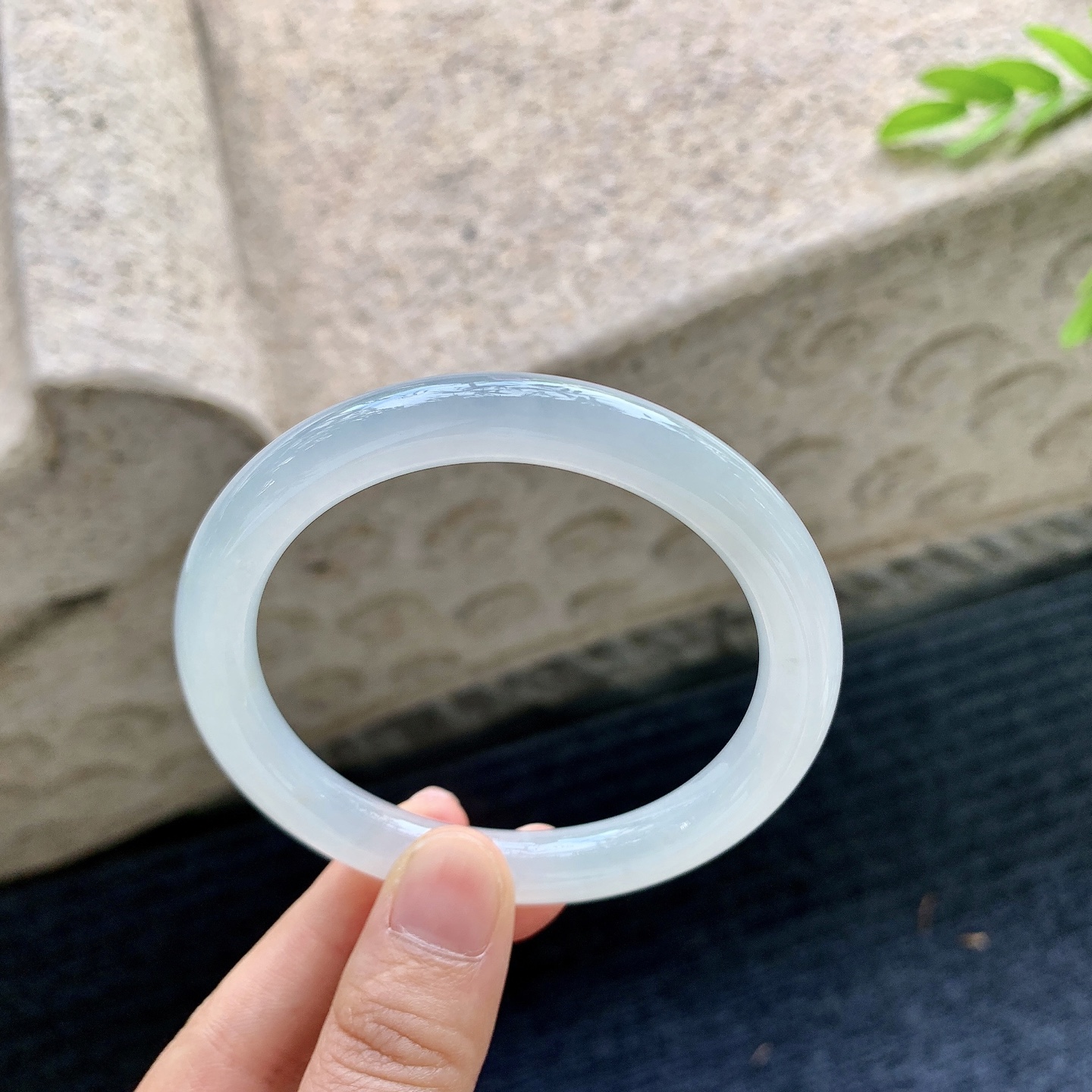 圆条56 57,圈口57.2/9/8.8,编码D6082794,糯冰底色，水润，种老，细腻，无裂