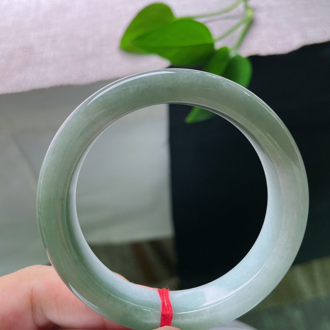 油青正圈，无裂，一边素净冰白，一边浓郁湖绿，深浅两色自然交融，山水意境浑然天成。ss57907a