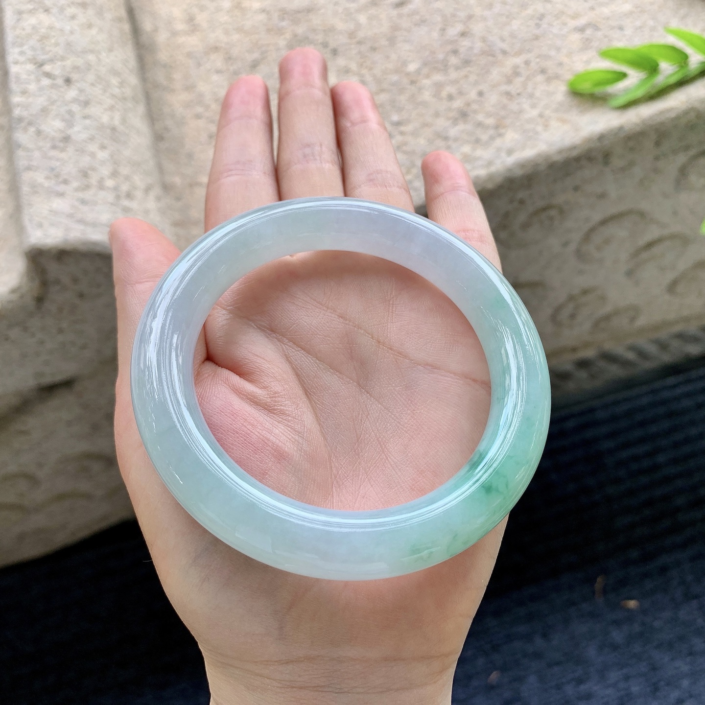 圆条58 59，圈口59.4/11.2/11.3，编码AD090414，细糯飘绿，水润，种老，细腻，无裂。
