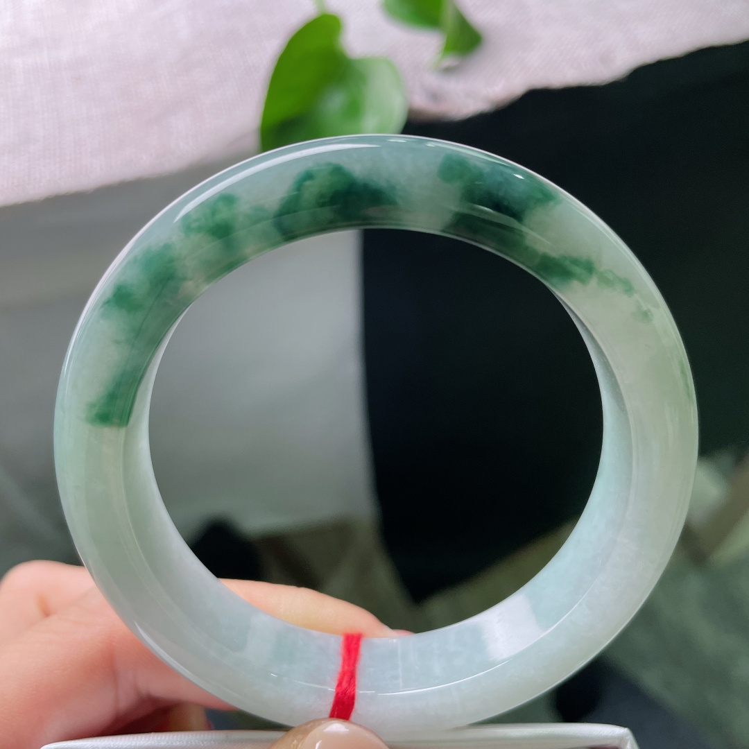 飘花正圈，无裂，清透玉底晕染墨色飘花，腕间一圈，藏尽远山雾霭，ss58214a
