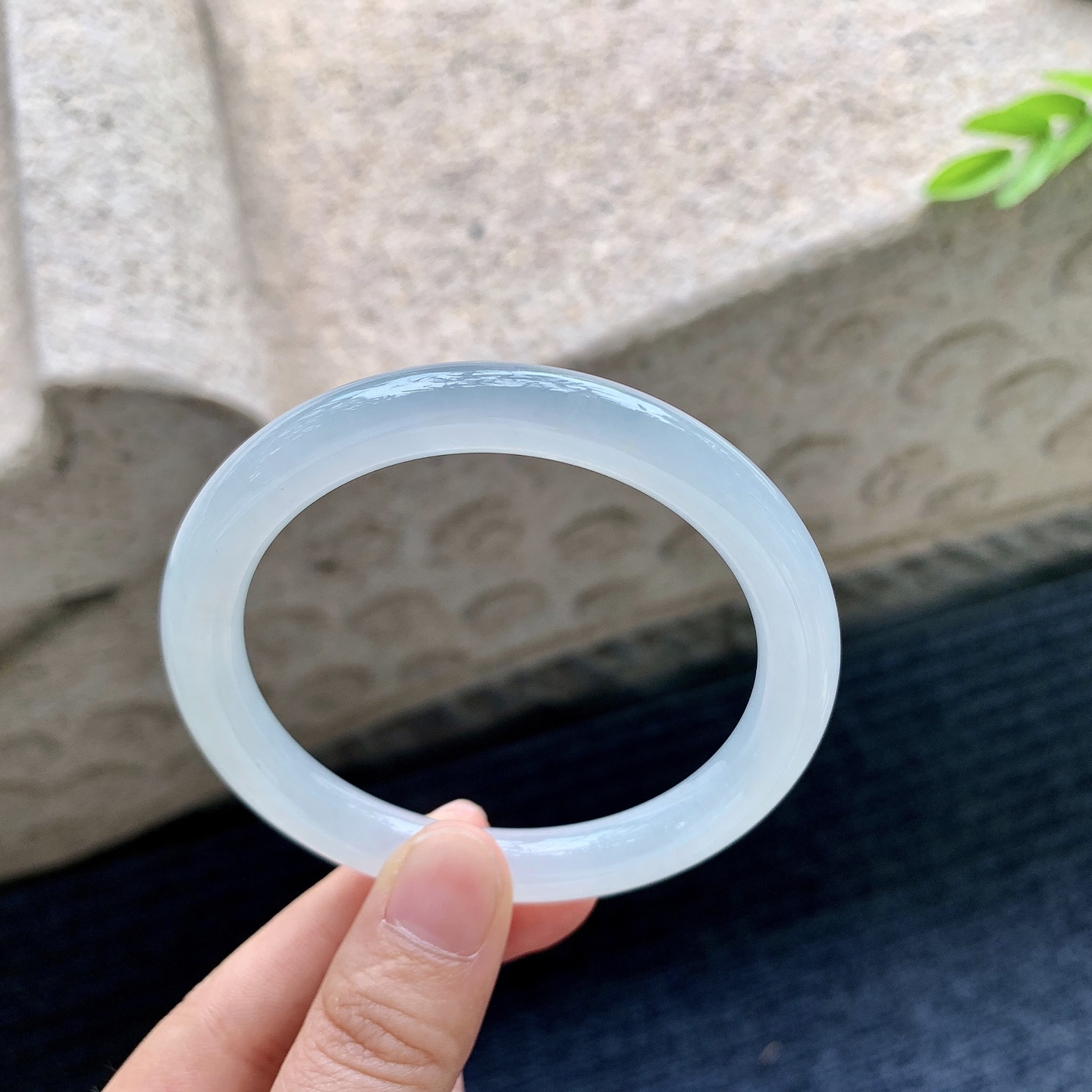 圆条56 57，圈口57.2/8.8/8.6，编码D6082793，糯冰底色，水润，种老，细腻，无裂。