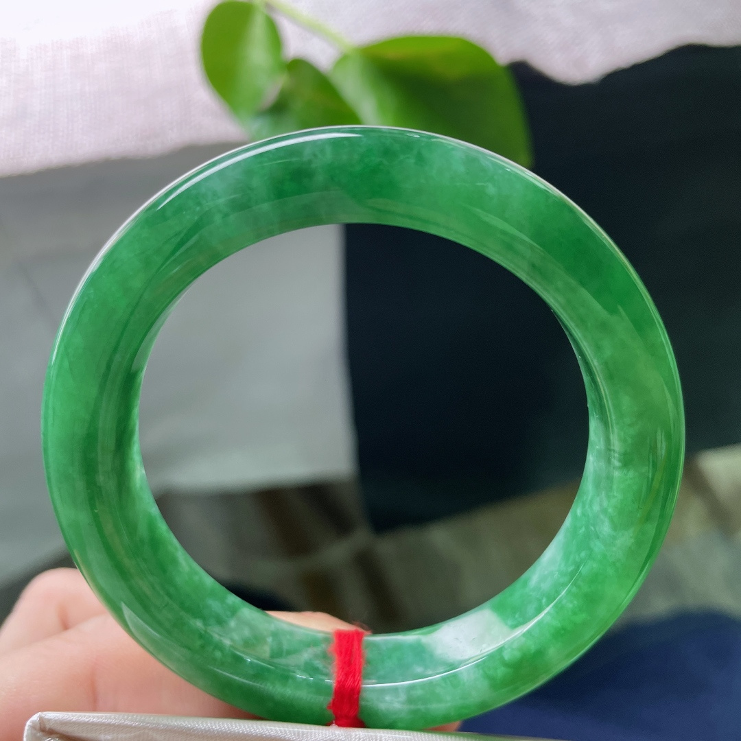 绿底正圈，凝一汪满绿清泉，藏半生温润安然。种老，色艳，皮纹，ss58213a