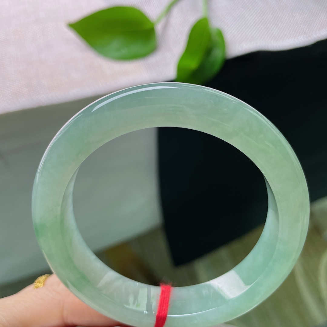 冰绿正圈，种老，清透泛光，质地莹润，欲把西湖比西子，淡妆浓抹总相宜。无裂，ss58117a