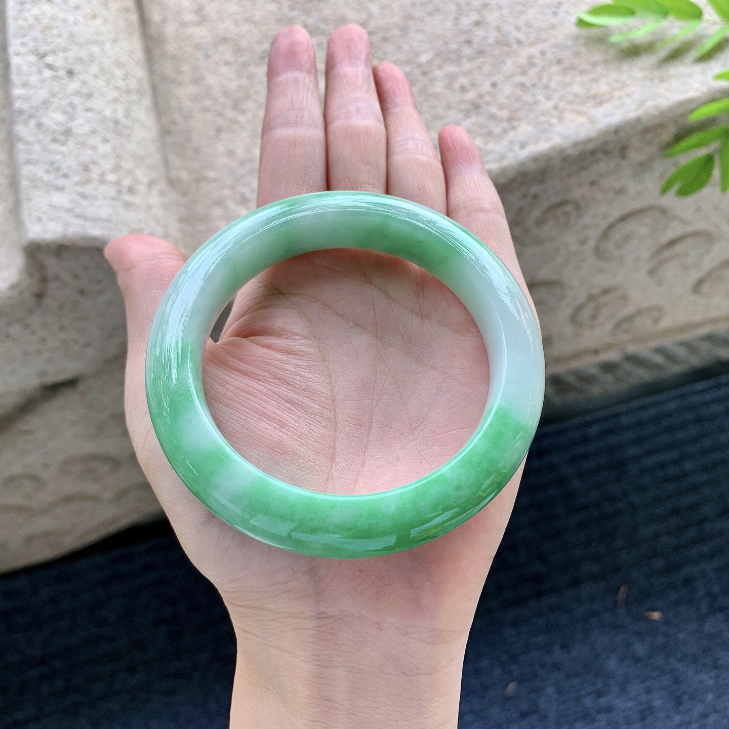 正圈，圈口59/13.1/10.7，编码Q7090452，细糯辣阳绿，水润，种老，细腻，有纹线