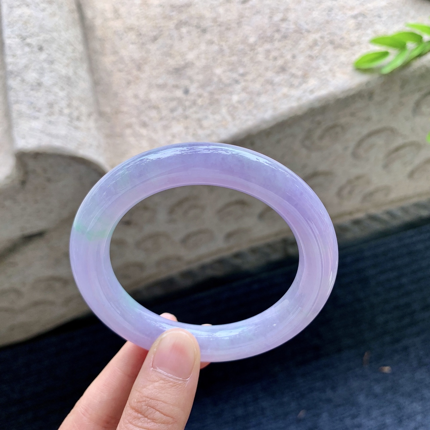 圆条55 56，【圈口】56/11.3/11，【编码】G6090415，【描述】艳紫飘绿，水润，种老，细腻，无裂。