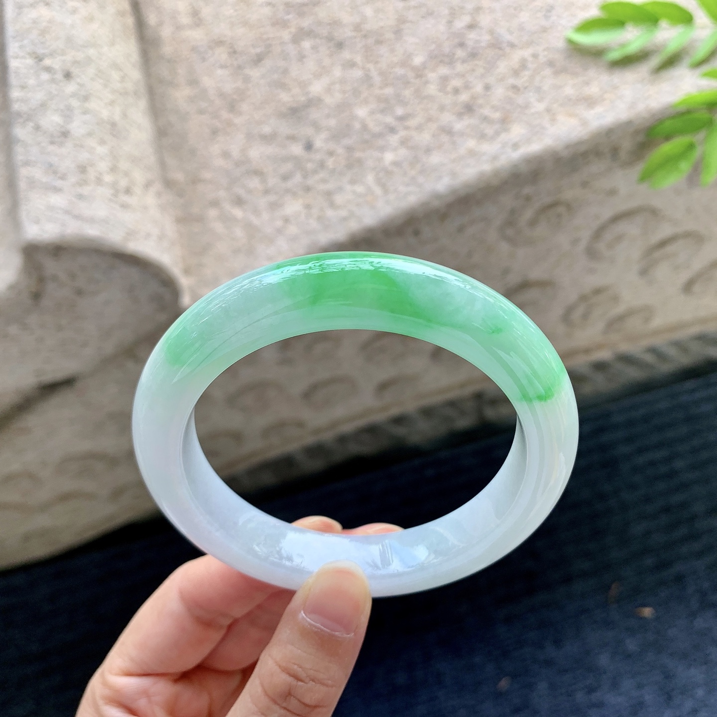 正圈59 60，圈口60.5/12/10，编码T1090419，冰糯飘阳绿，水润，种老，细腻，打灯有棉线
