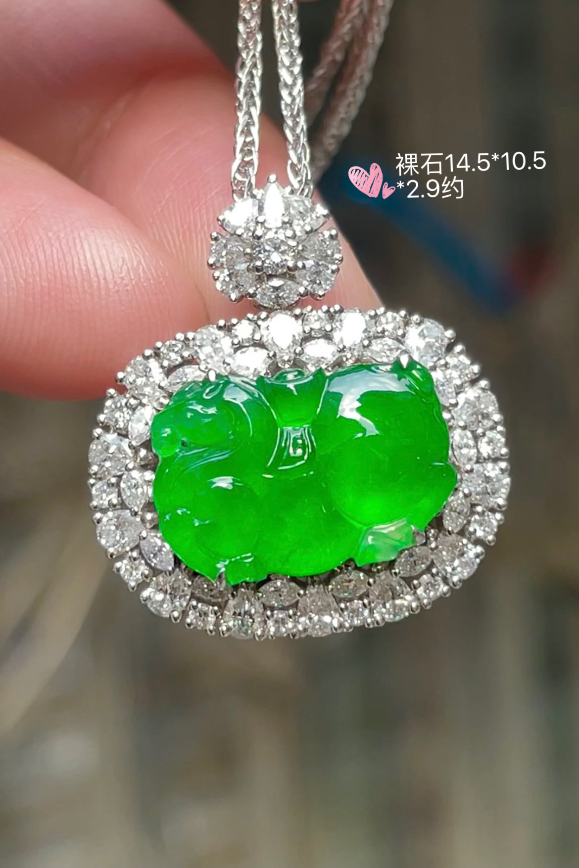 高冰正阳绿，饱满，厚装，起莹光，通透水润，玉质细腻，翠色鲜艳，18k金奢华钻石镶嵌️，14.5-1