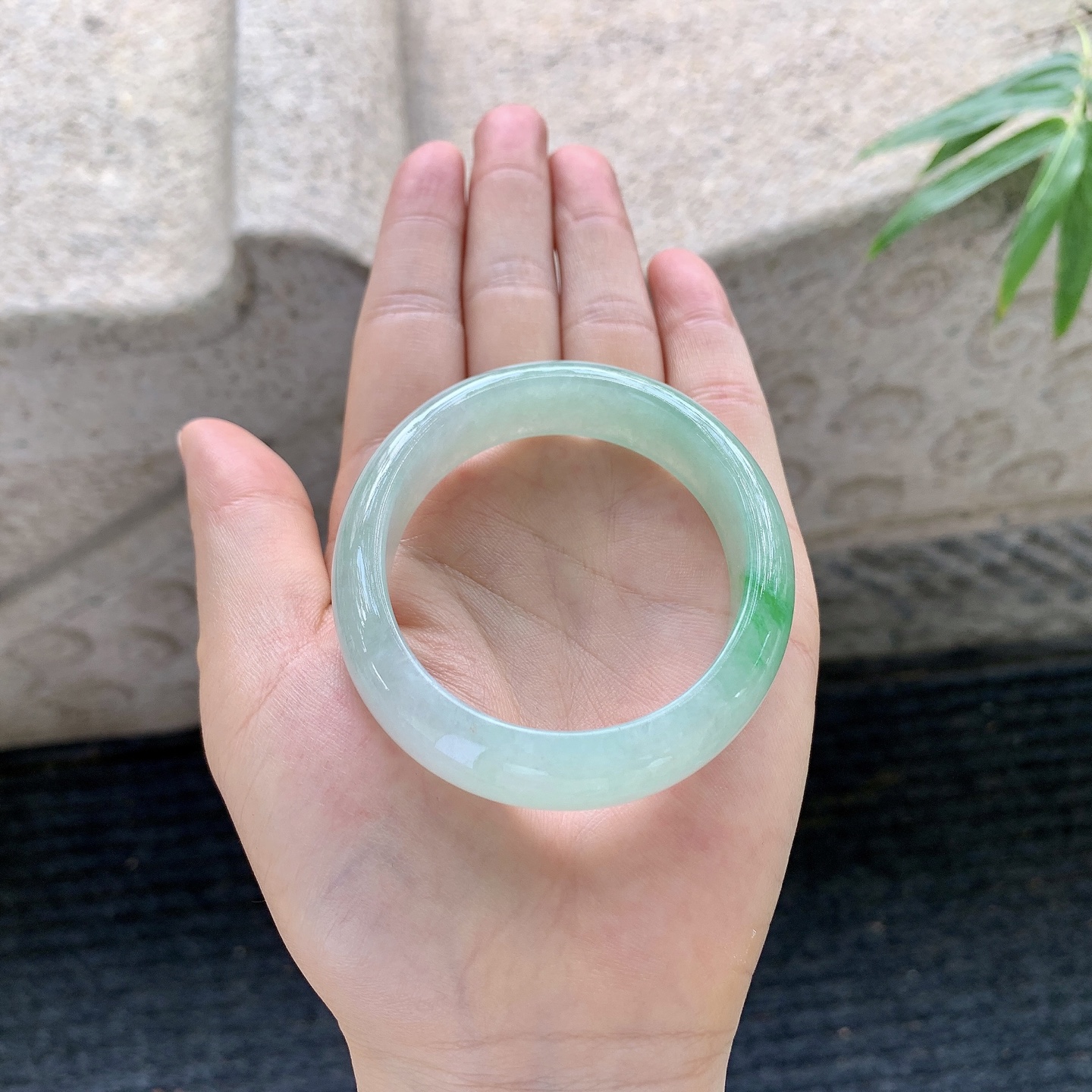 糯冰飘绿，水润，种老，细腻，打灯有絮线