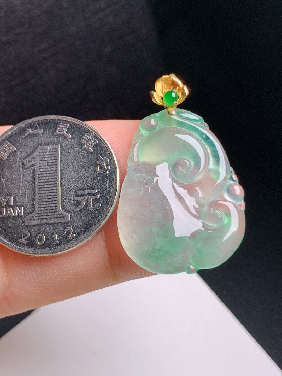 冰飘绿如意吊坠，冰透起荧，线条流畅，吉祥顺遂，裸石29-21.1-5.235.5，083108
