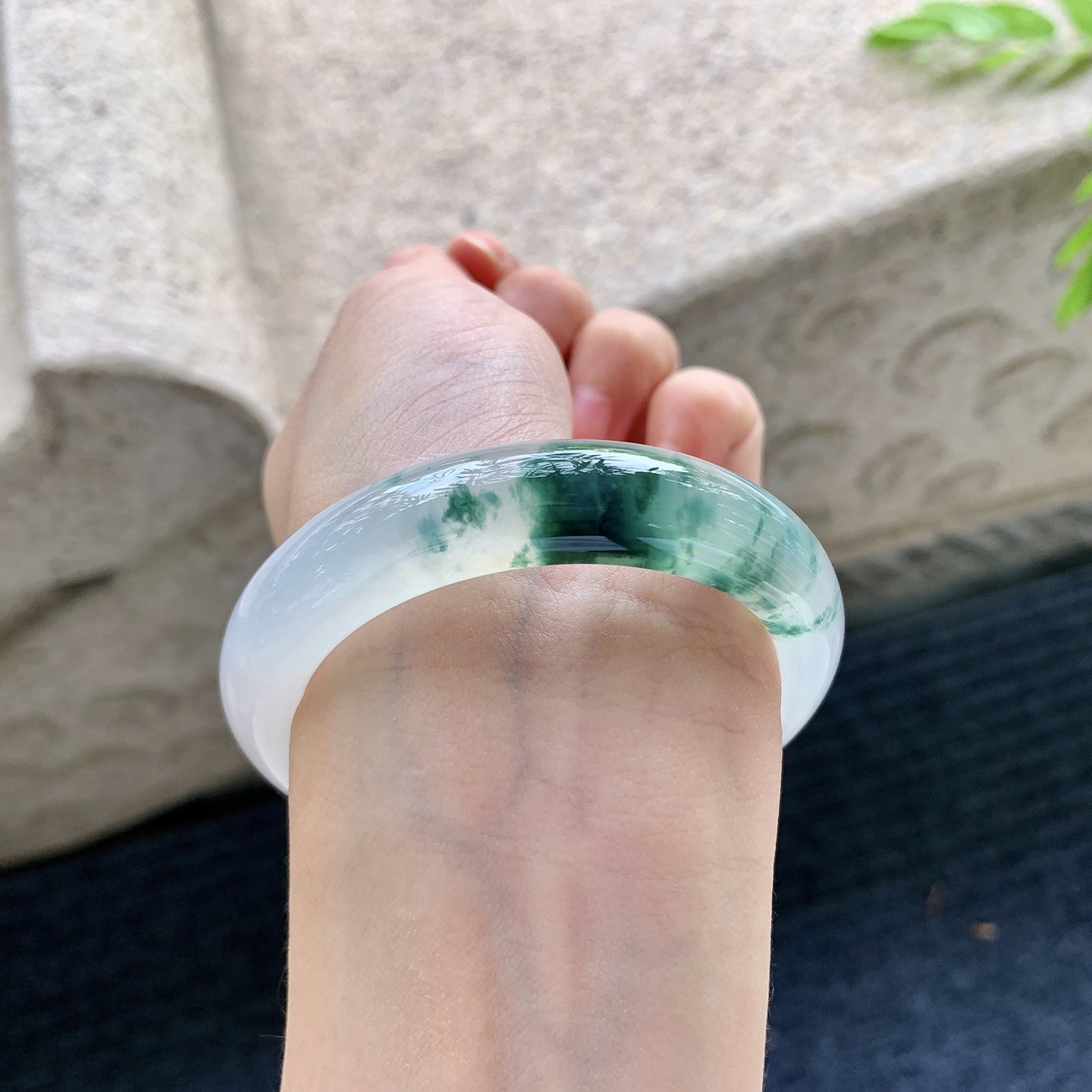 正圈51 52，圈口52.2/12.4/8.6，编码G9090441，冰糯飘花，水润，种老，细腻，打灯有纹线，有纹