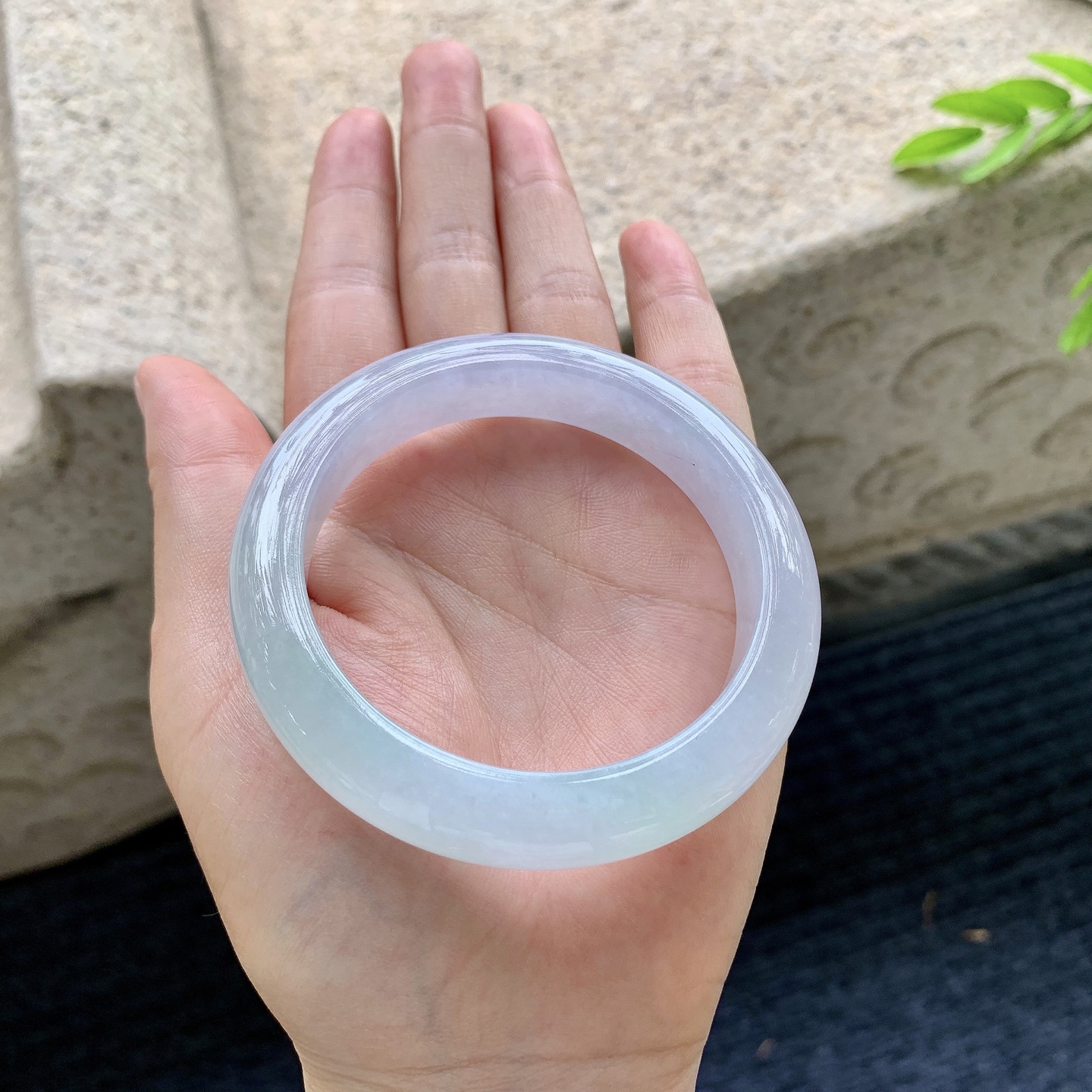 正圈54 55，圈口55.4/12/9，编码FH090403，描述糯冰春彩，水润，种老，细腻，无裂。