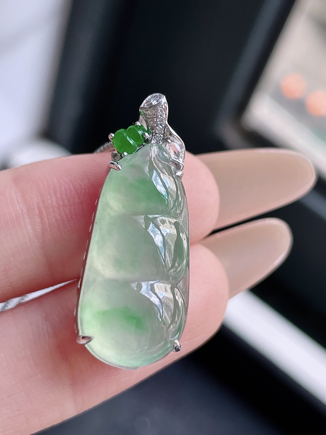 冰种飘绿花福豆,无裂,18k金镶嵌,整体29.7,裸石23.8/12
