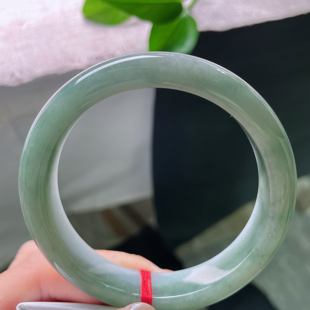 油青正圈，无裂，一镯两境，清白遇碧翠，将湖山暮色凝于腕间，氛围感古朴雅致。ss57901a