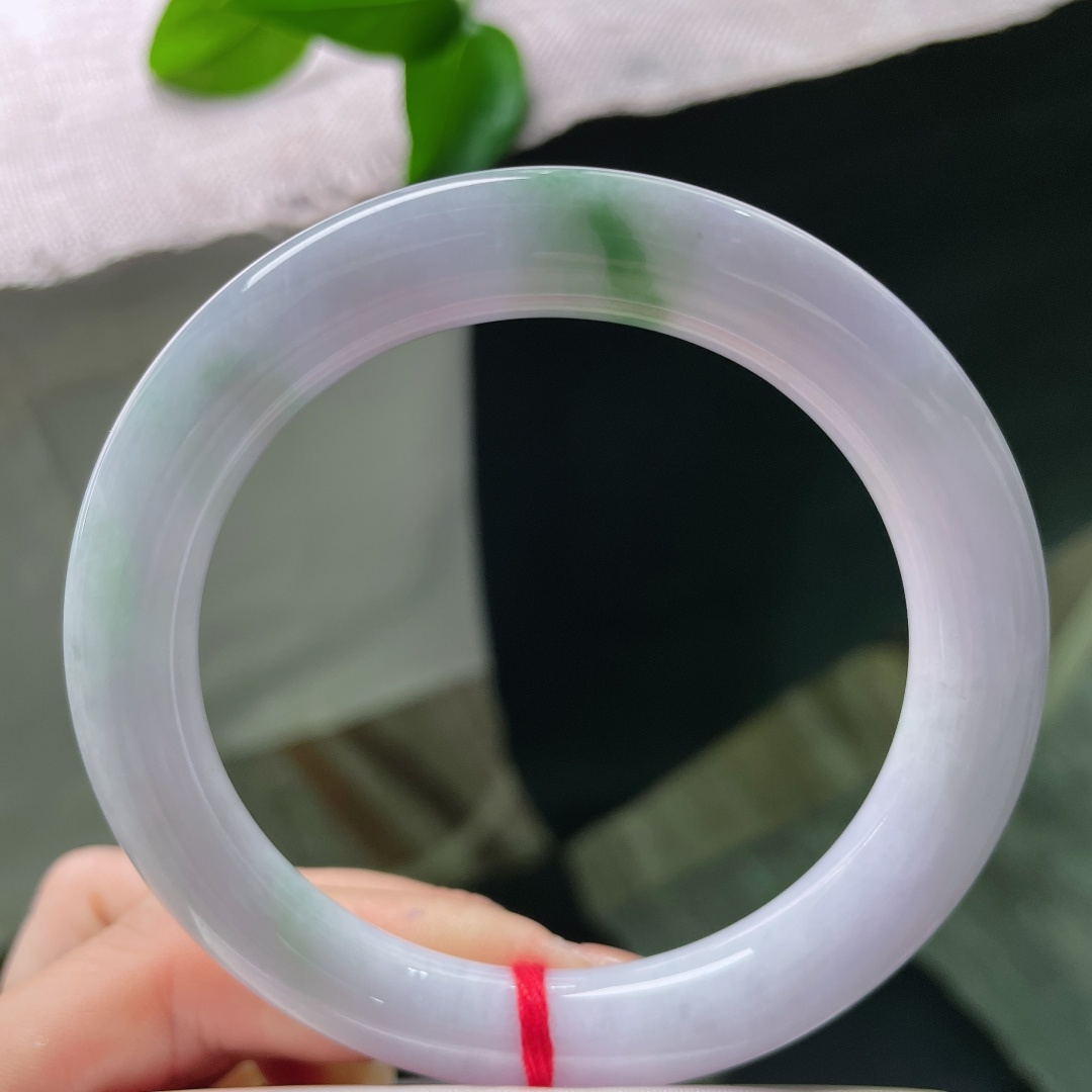 春彩圆条，有纹，柔润细腻，一缕鲜翠点缀镯身，浪漫紫调碰撞鲜活翠色，把春日的盎然诗意凝于腕间。ss57
