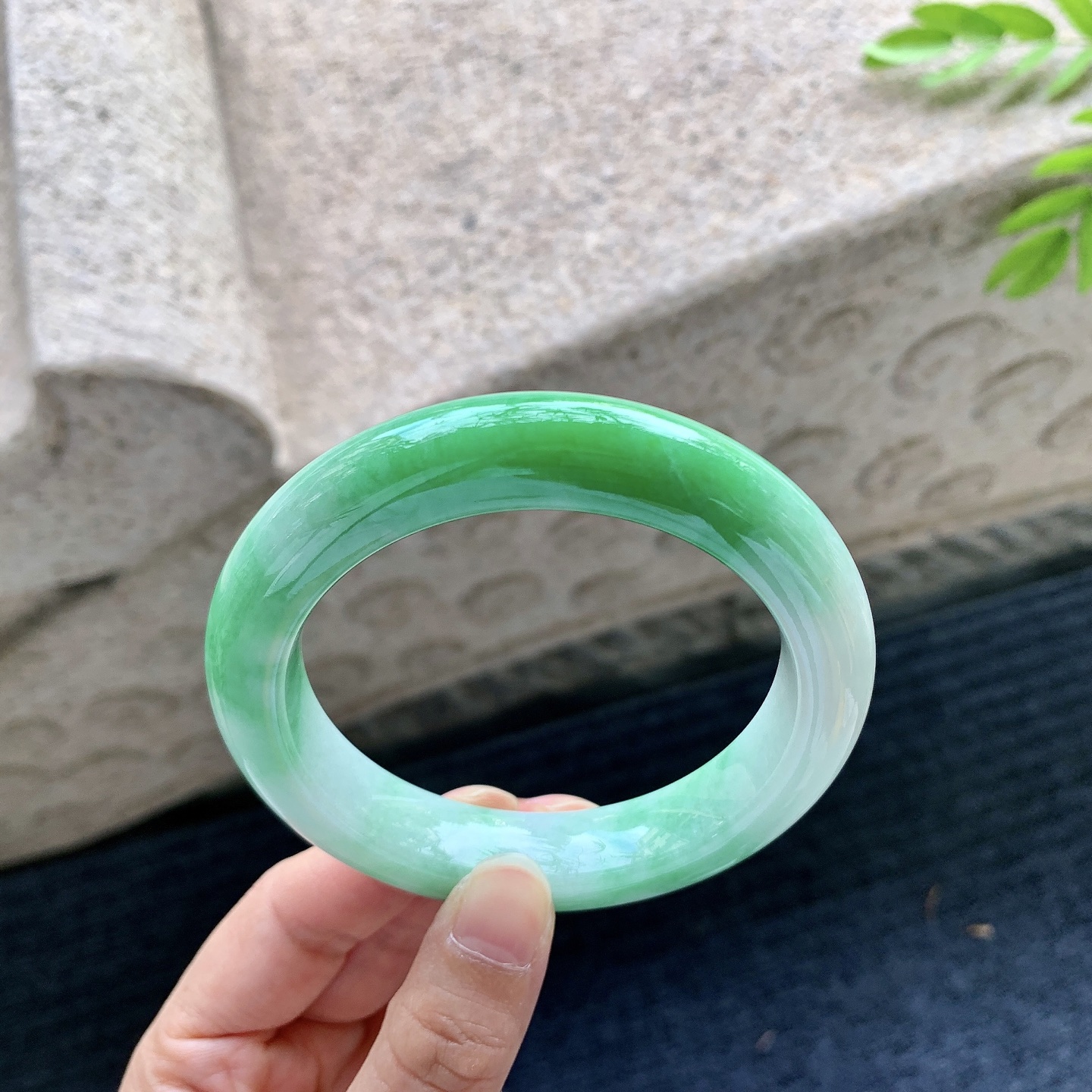 正圈，圈口59/13.1/10.7，编码Q7090452，细糯辣阳绿，水润，种老，细腻，有纹线