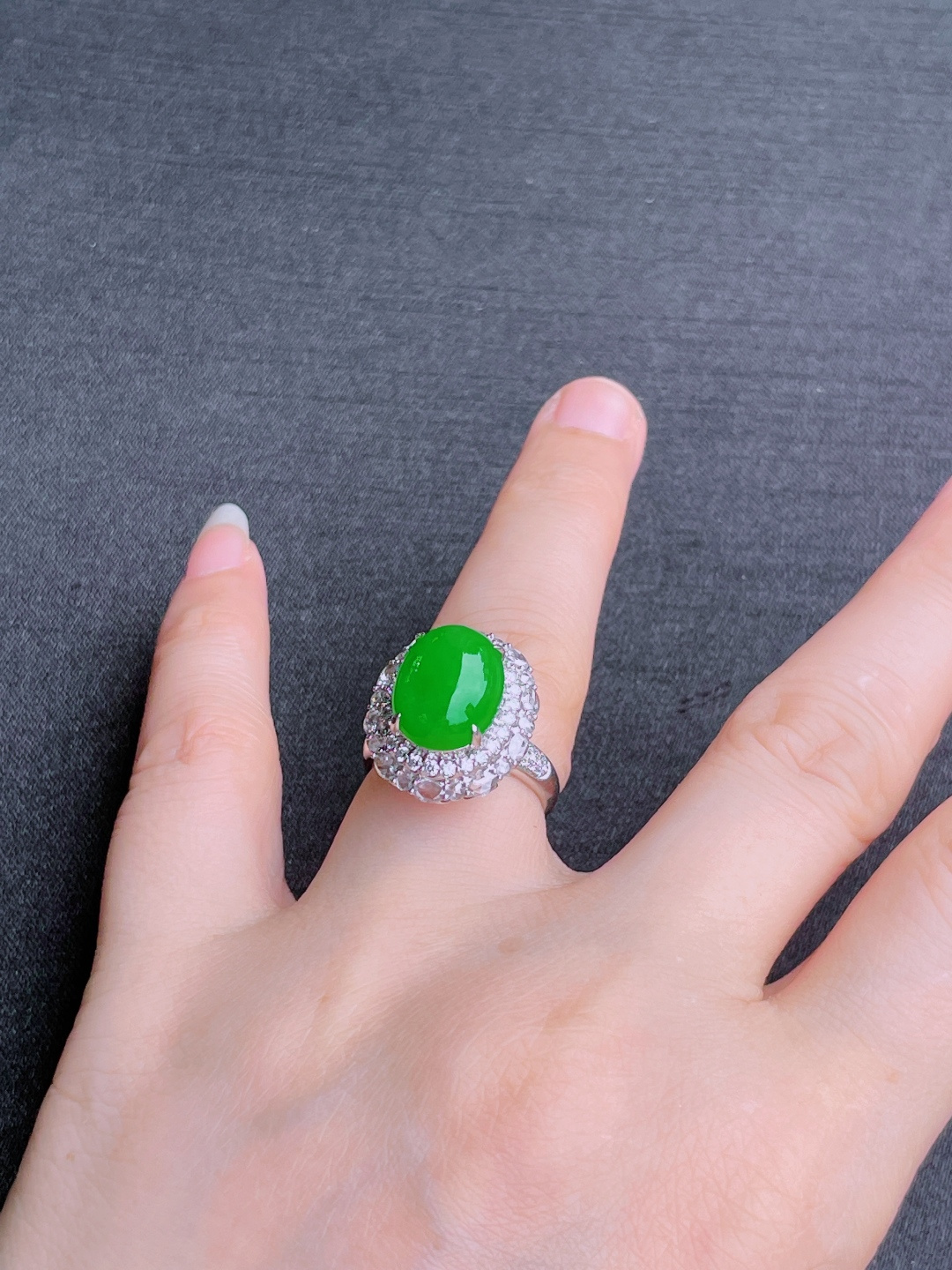高冰绿蛋面戒指，晶莹剔透，新颖时尚，品相，5-10.5-6