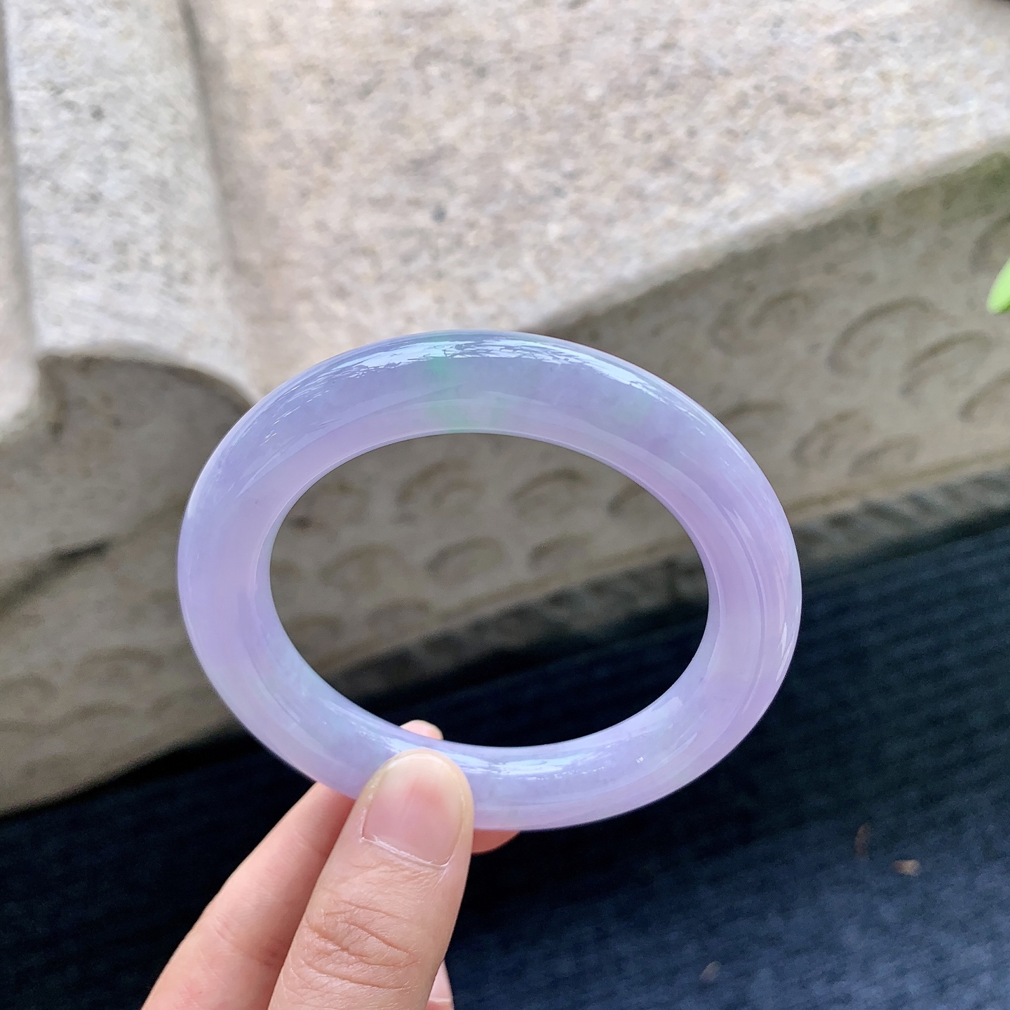 圆条55 56，【圈口】56/11.3/11，【编码】G6090415，【描述】艳紫飘绿，水润，种老，细腻，无裂。
