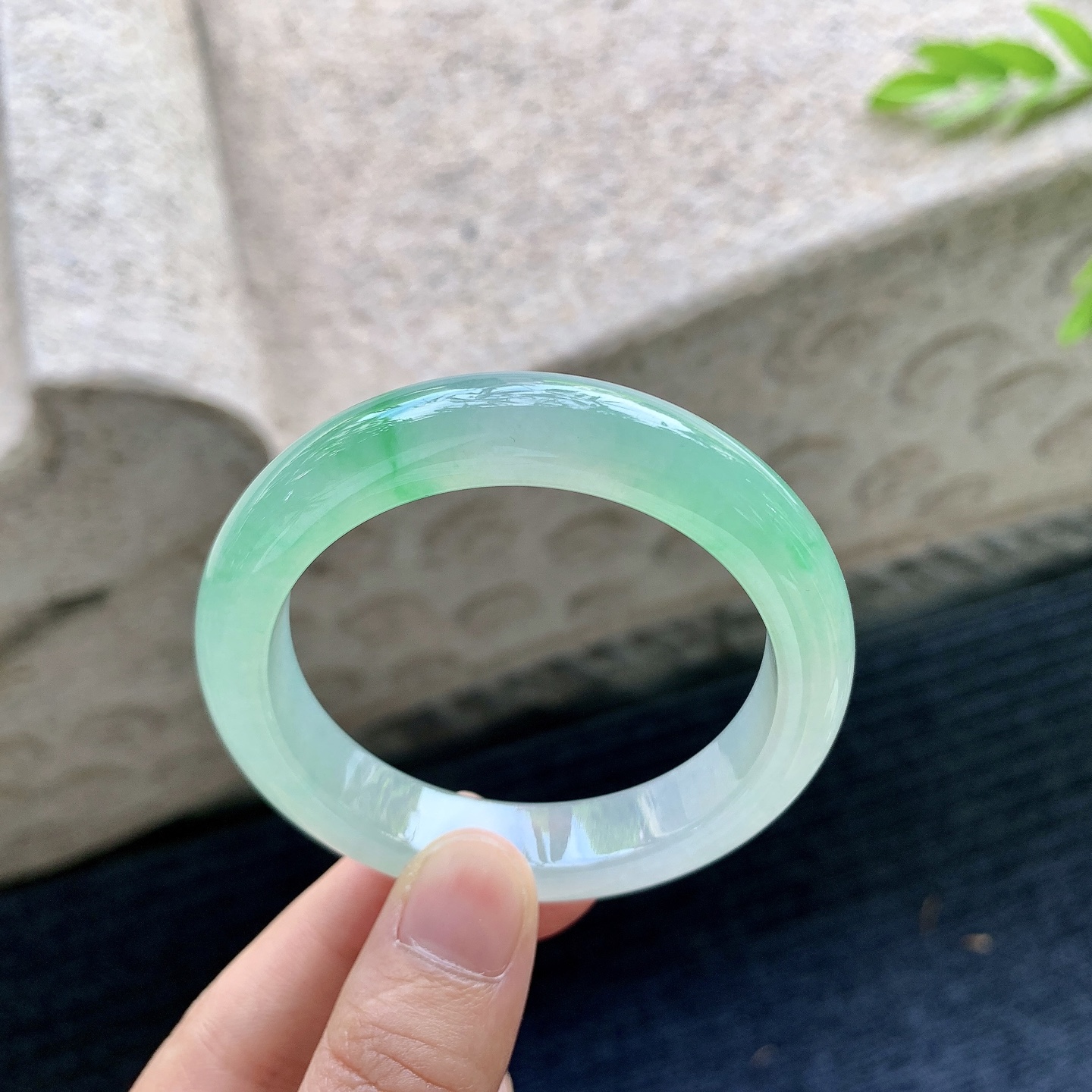 正圈49 50，圈口50.3/11.2/8，编码G9090440，描述冰飘阳绿，清透，水润，种老，细腻，打灯有絮线