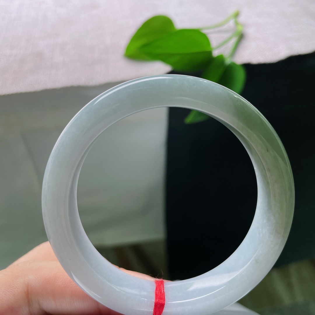 油青正圈，一点皮纹，玉面光泽柔和，一侧晕染大片油绿，复古氛围感十足，低调又富有故事感。ss57910a