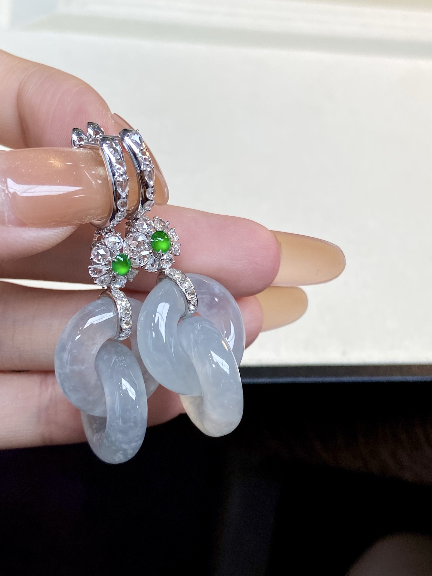 双环耳坠，温柔入耳，把东方温婉韵味焊在身上，谁戴谁好看，一步一摇曳 紫韵流转：51.6，裸石：19.4-5.9mm。