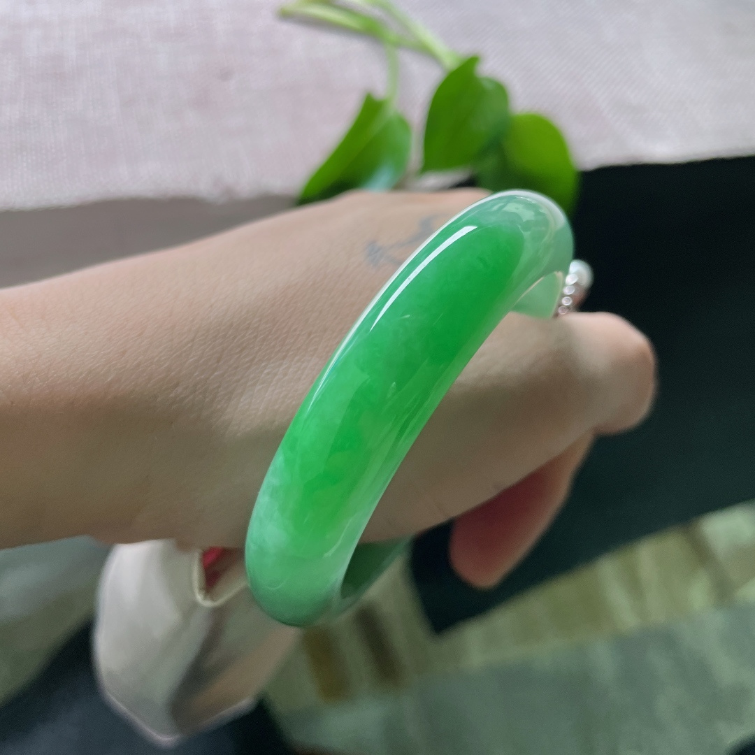 52.8/12.9/8.1，绿底正圈，是大地沉淀的目光，是值得世代珍藏的一眼万年。无裂，洒金，ss58111a