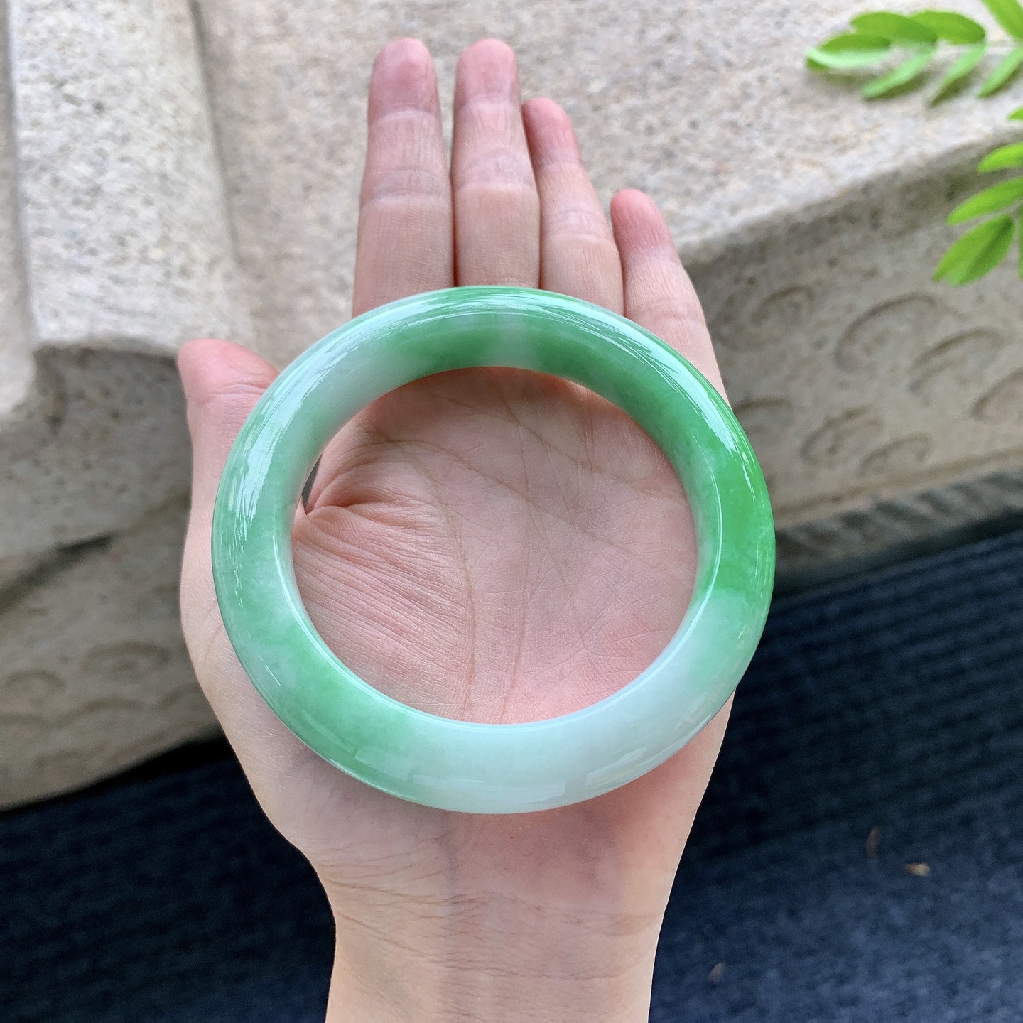 正圈，圈口59/13.1/10.7，编码Q7090452，细糯辣阳绿，水润，种老，细腻，有纹线