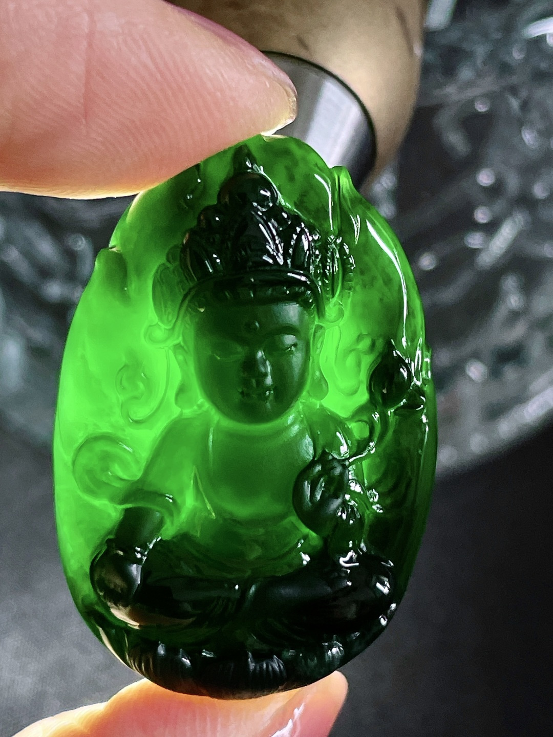墨翠大势至菩萨持莲观音牌吊坠，无裂，厚装，尺寸30.4-20.2-6.4，重量7.7克